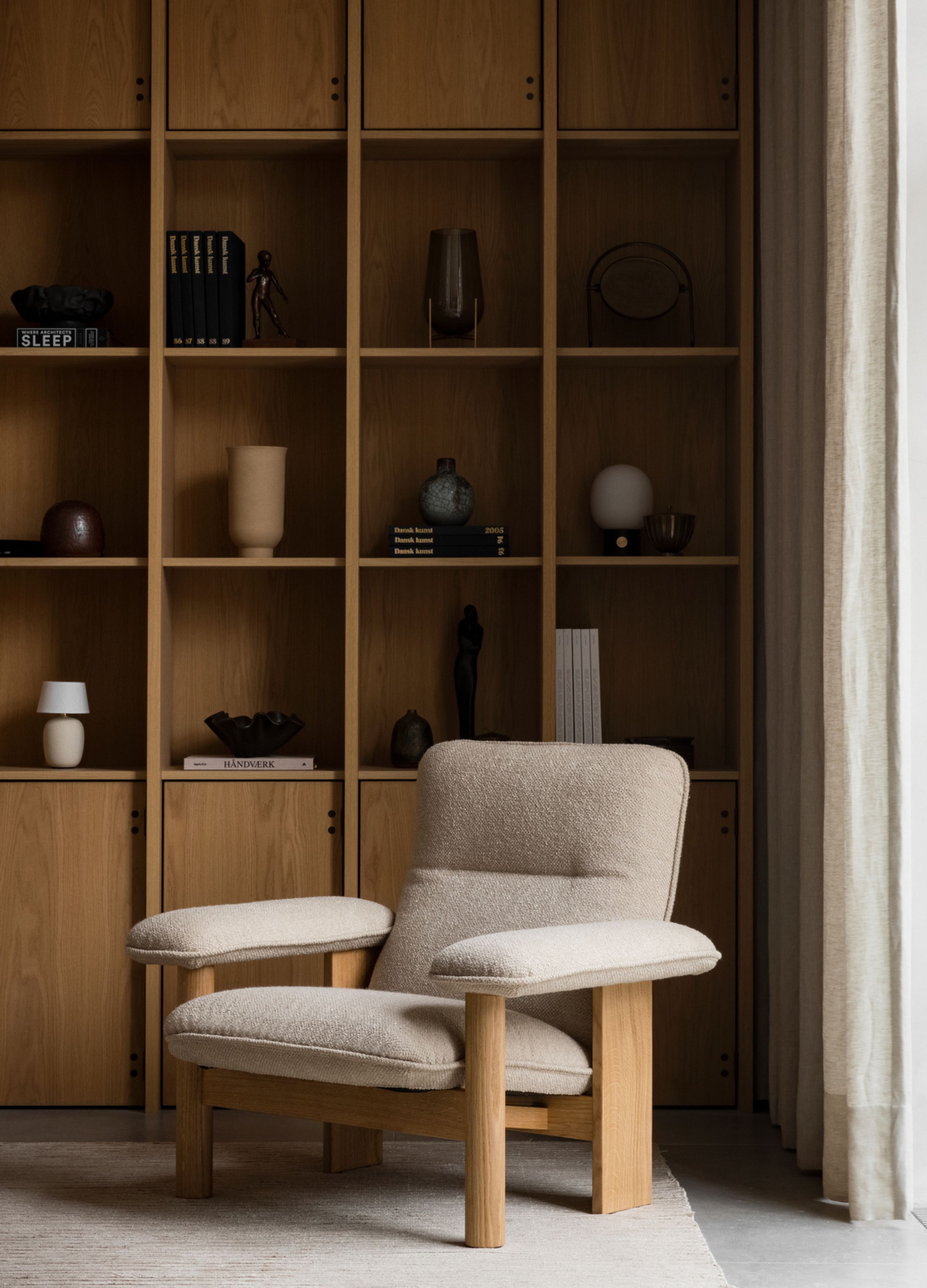 MENU - Lænestol - Brasilia Lounge Chair - Walnut Base - Bouclé 02