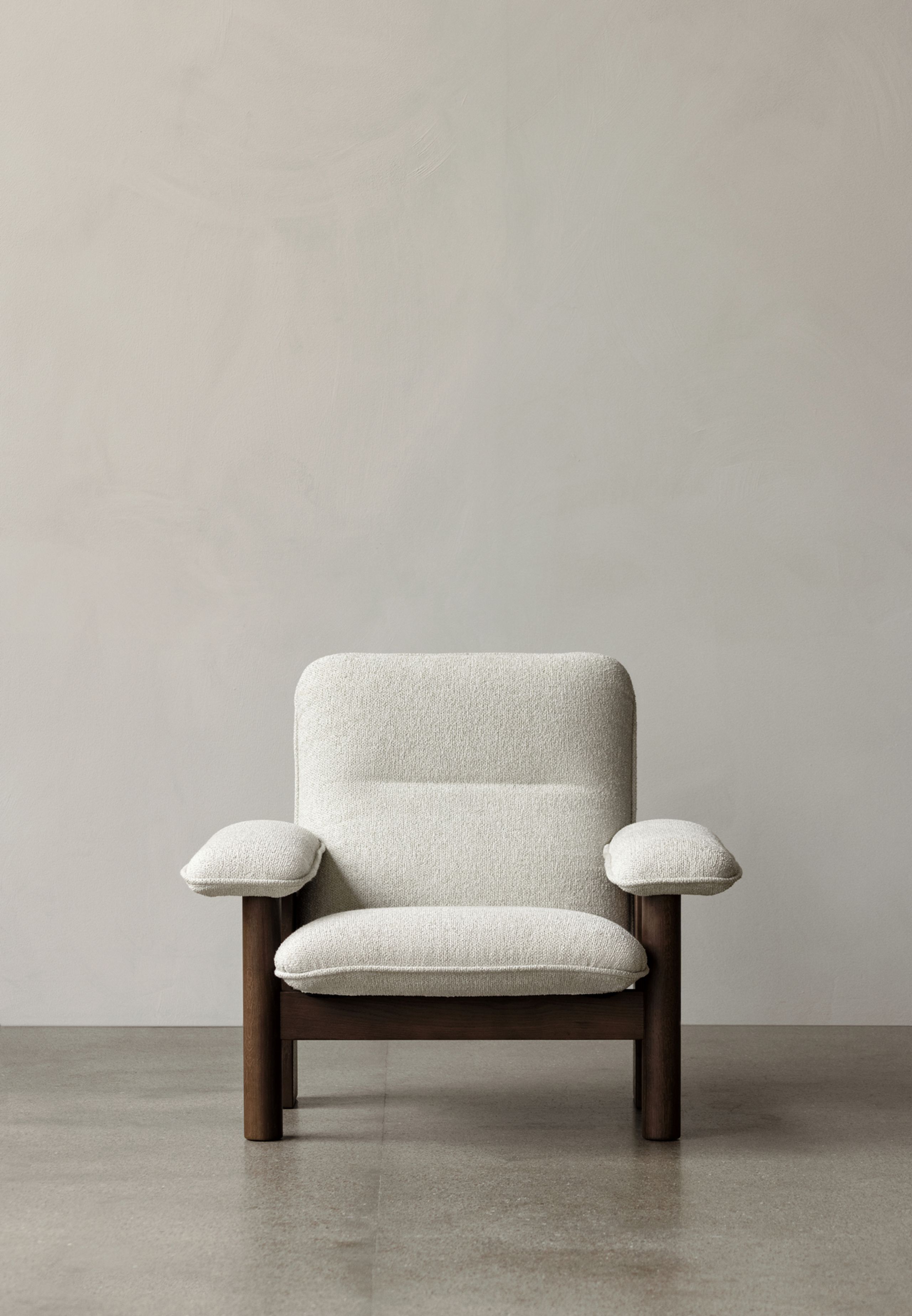 MENU - Lænestol - Brasilia Lounge Chair - Walnut Base - Bouclé 02
