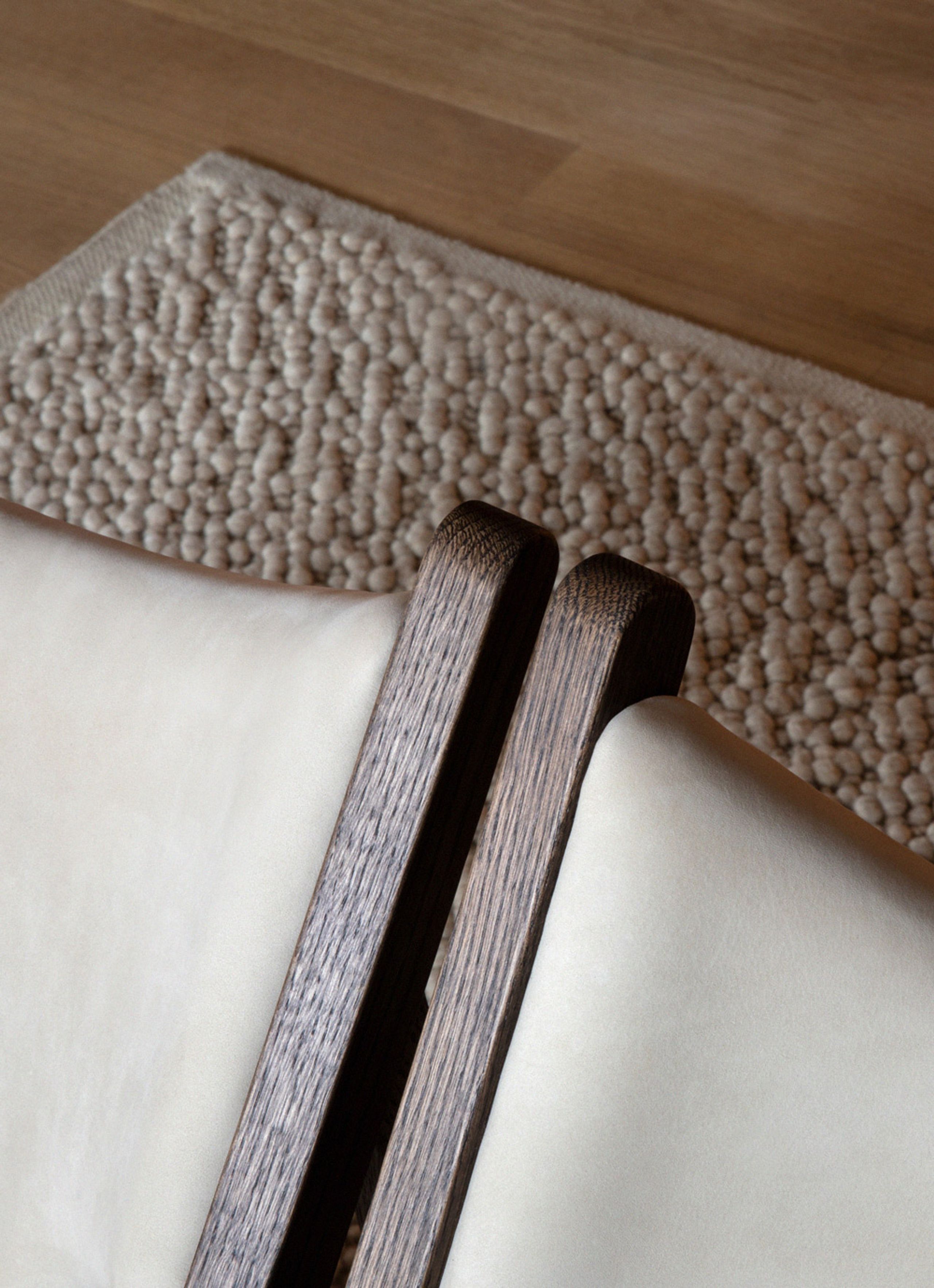 Audo Copenhagen - Fauteuil - Knitting Chair - Dark Stained Oak / Colline 118