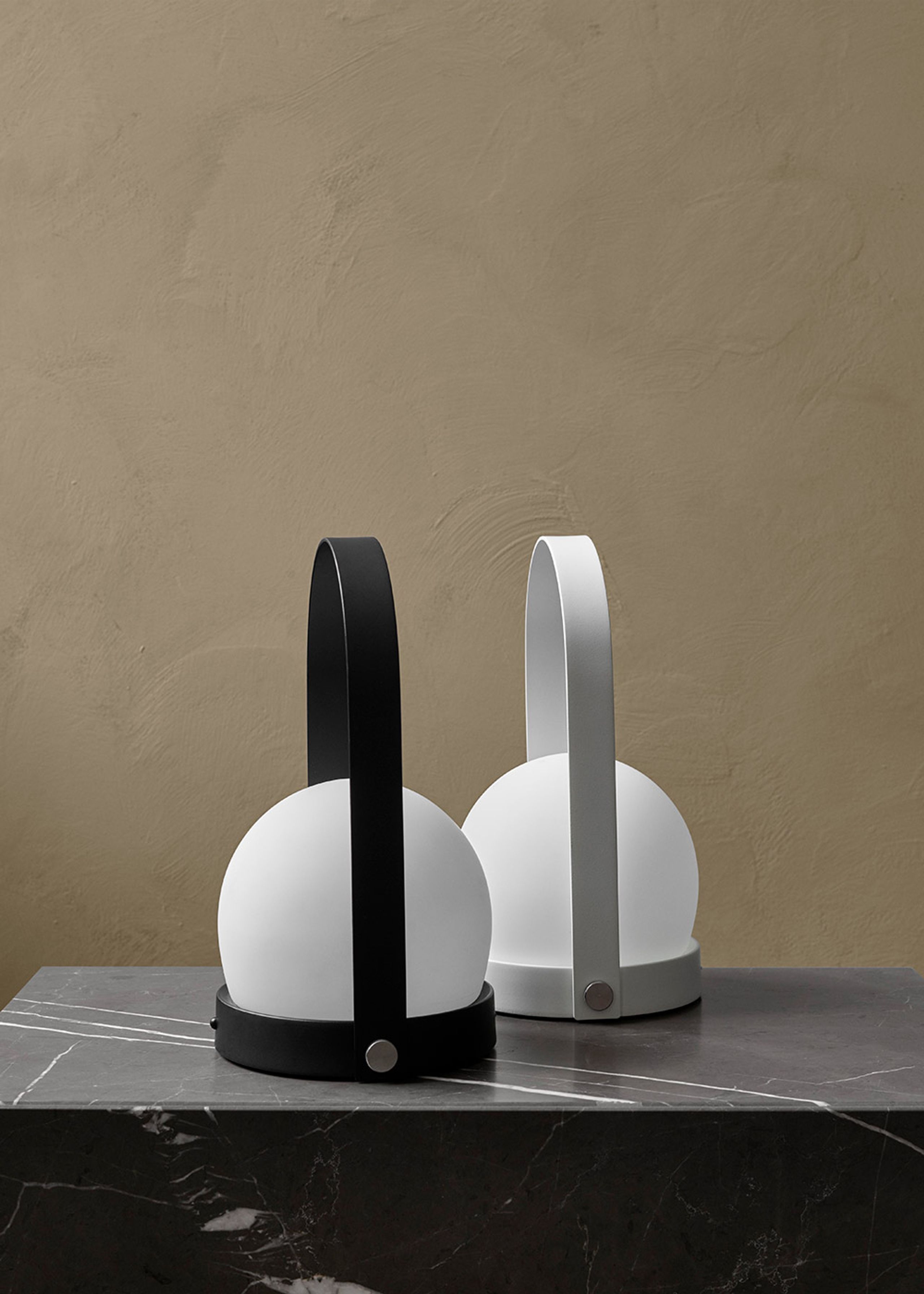 MENU - Lampe - Carrie table lamp - Portable - Olive