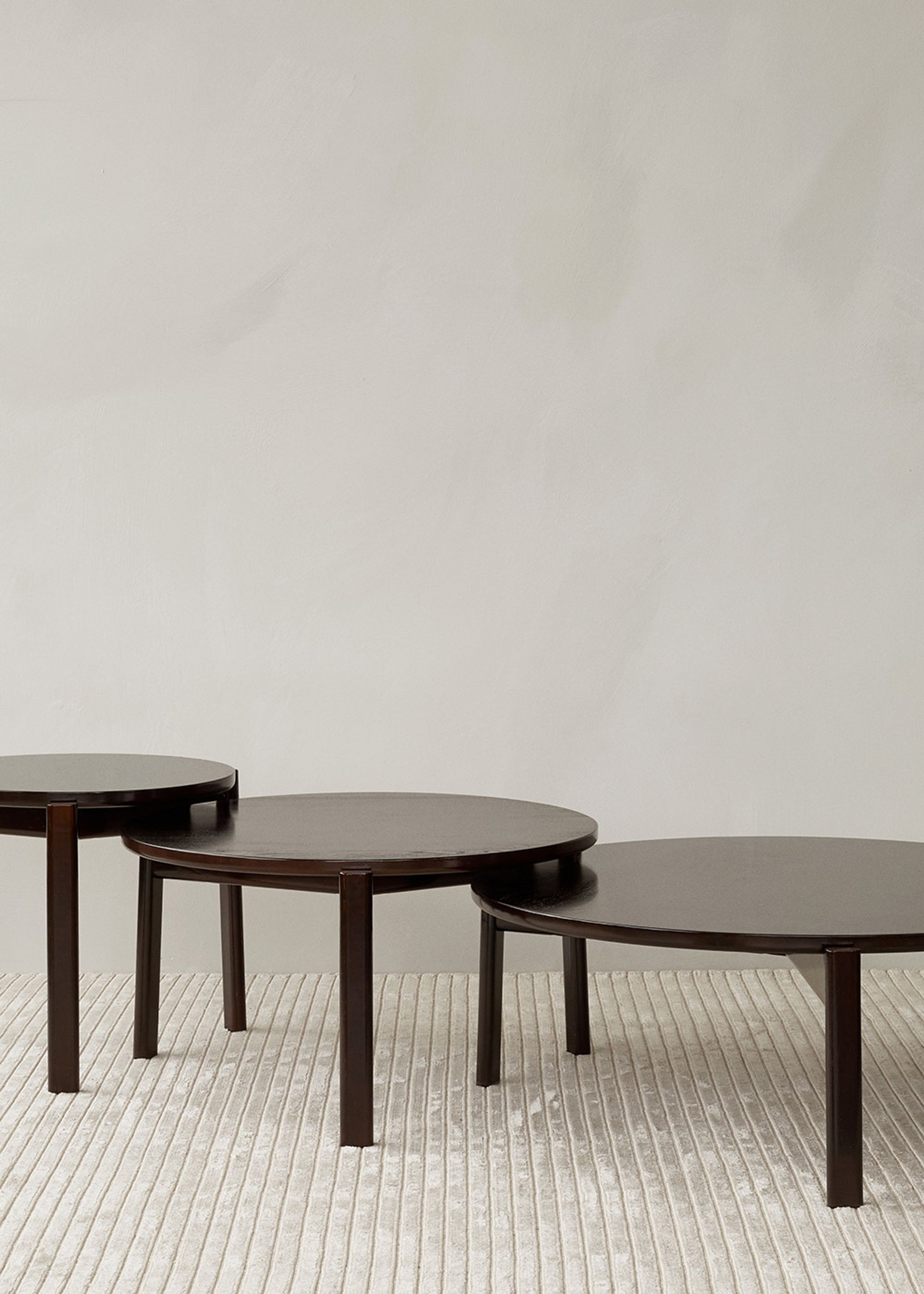 MENU - Skrivebord - Passage Lounge Table - Ø70 - Dark Lacquered Oak