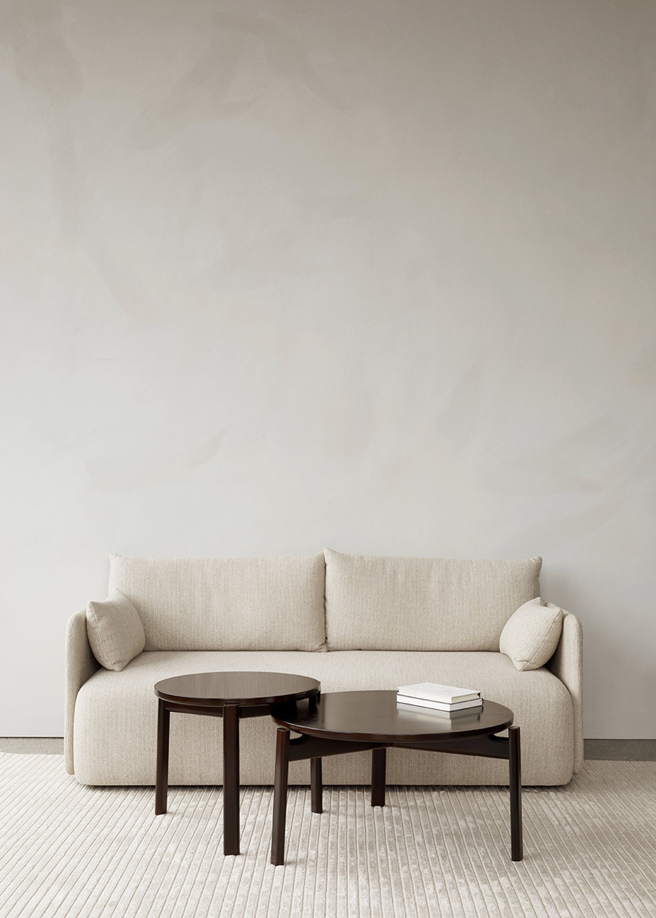 MENU - Skrivebord - Passage Lounge Table - Ø70 - Dark Lacquered Oak