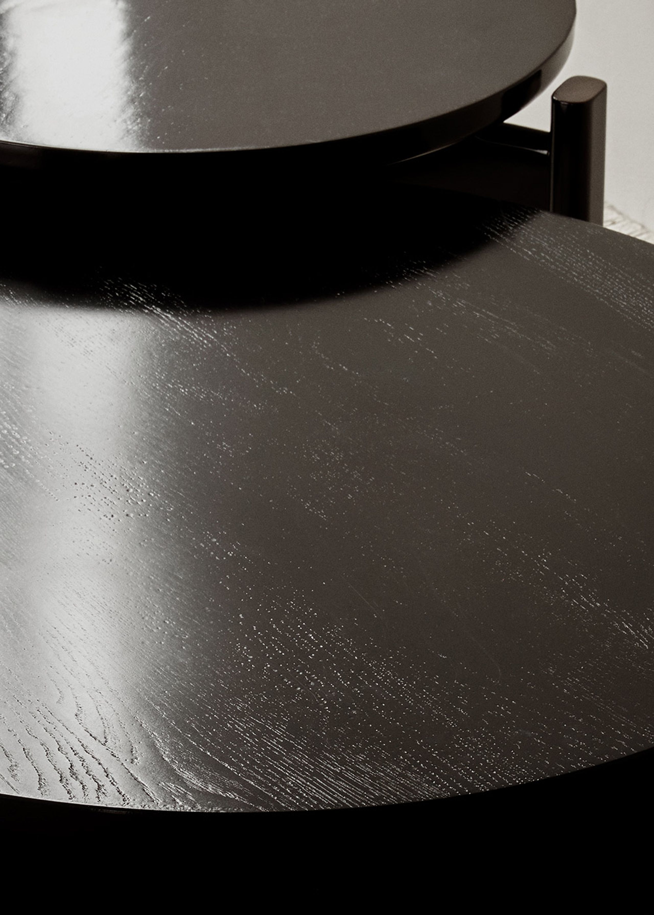 MENU - Skrivebord - Passage Lounge Table - Ø70 - Dark Lacquered Oak