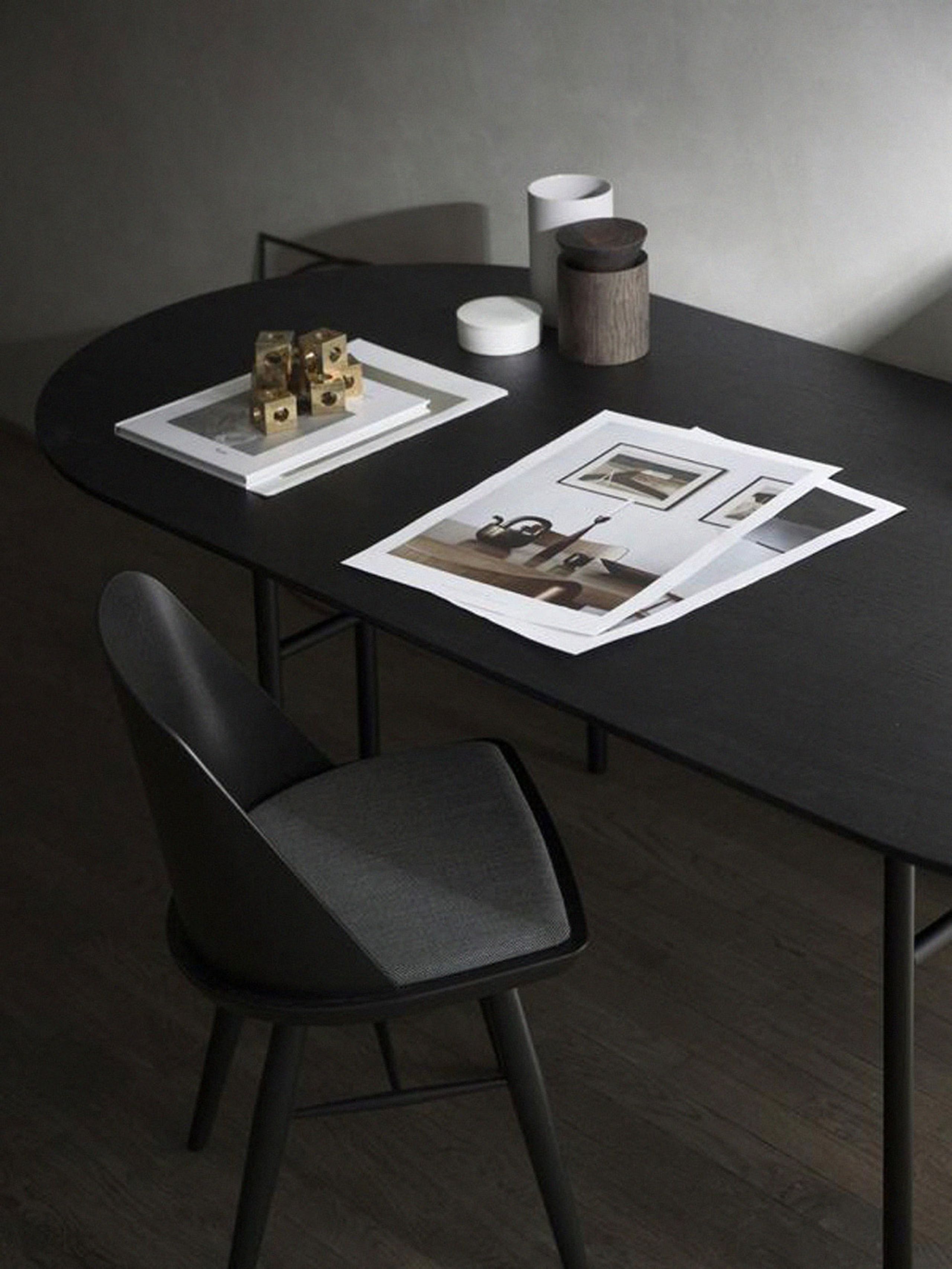 MENU - Spisebord - Snaregade Oval Dining Table - Light Grey/Mushroom Linoleum