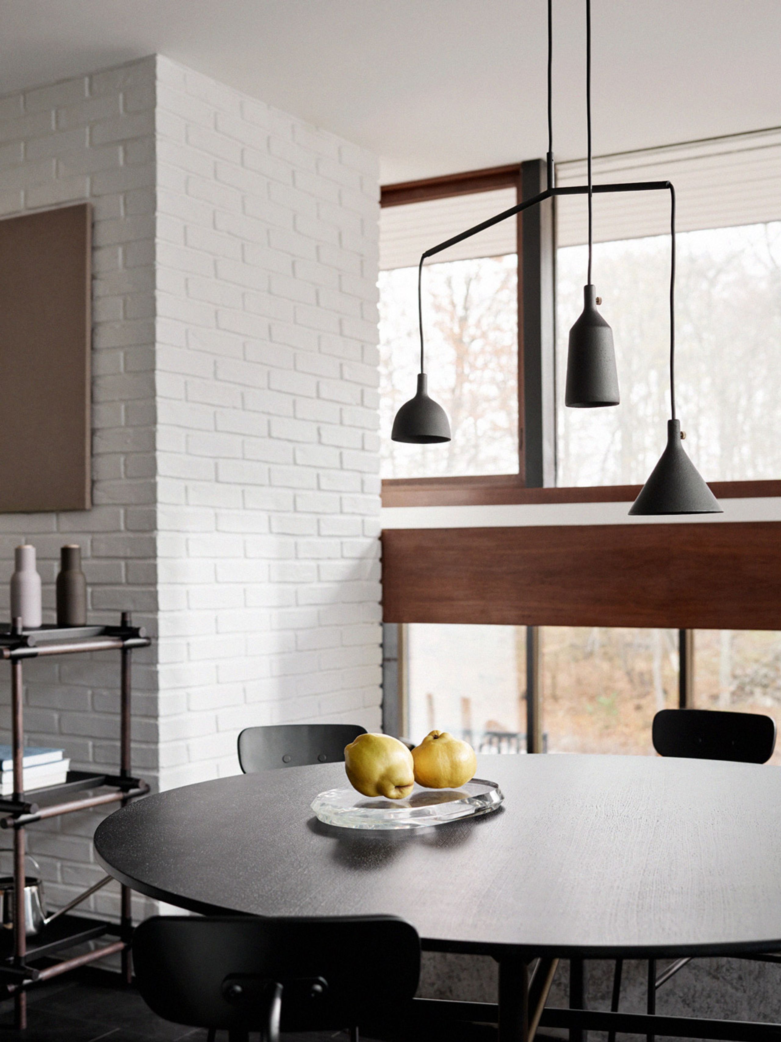 MENU - Spisebord - Snaregade Round Dining Table - Black/Dark Stained Oak - Ø120