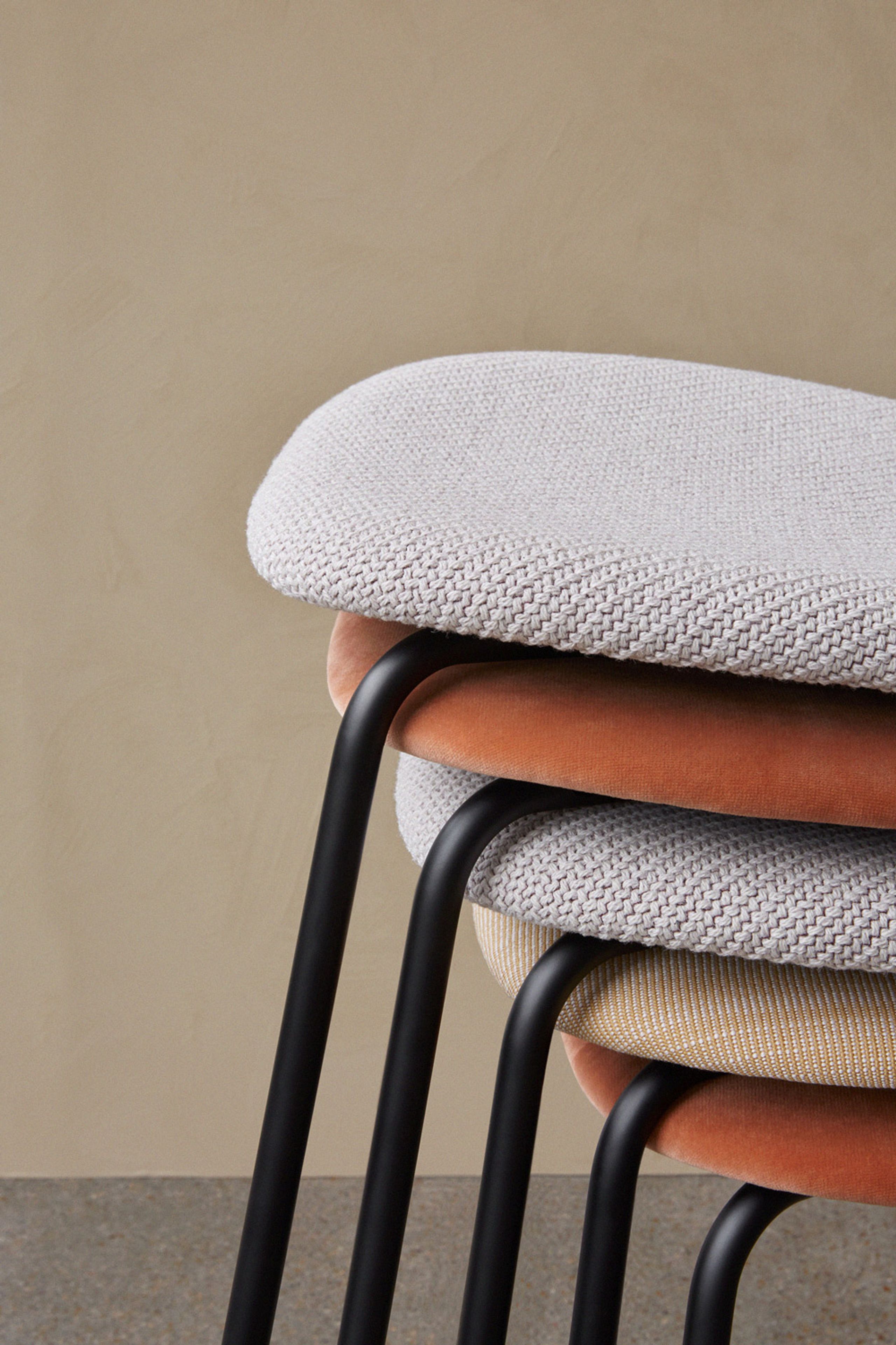 MENU - Stoel - Co Chair / Black Base - Solid Natural Oak