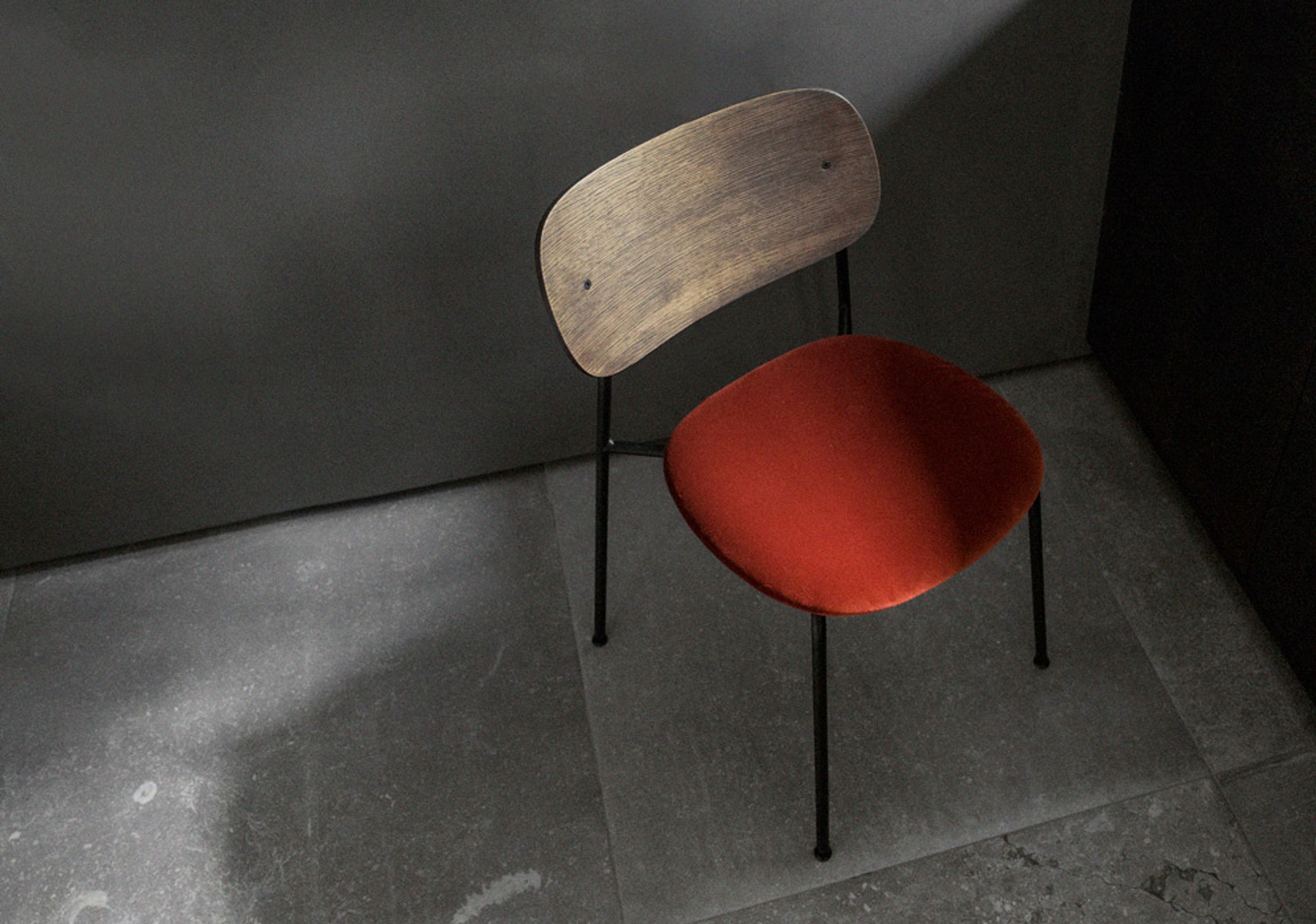 MENU - Stoel - Co Chair / Black Base - Solid Natural Oak