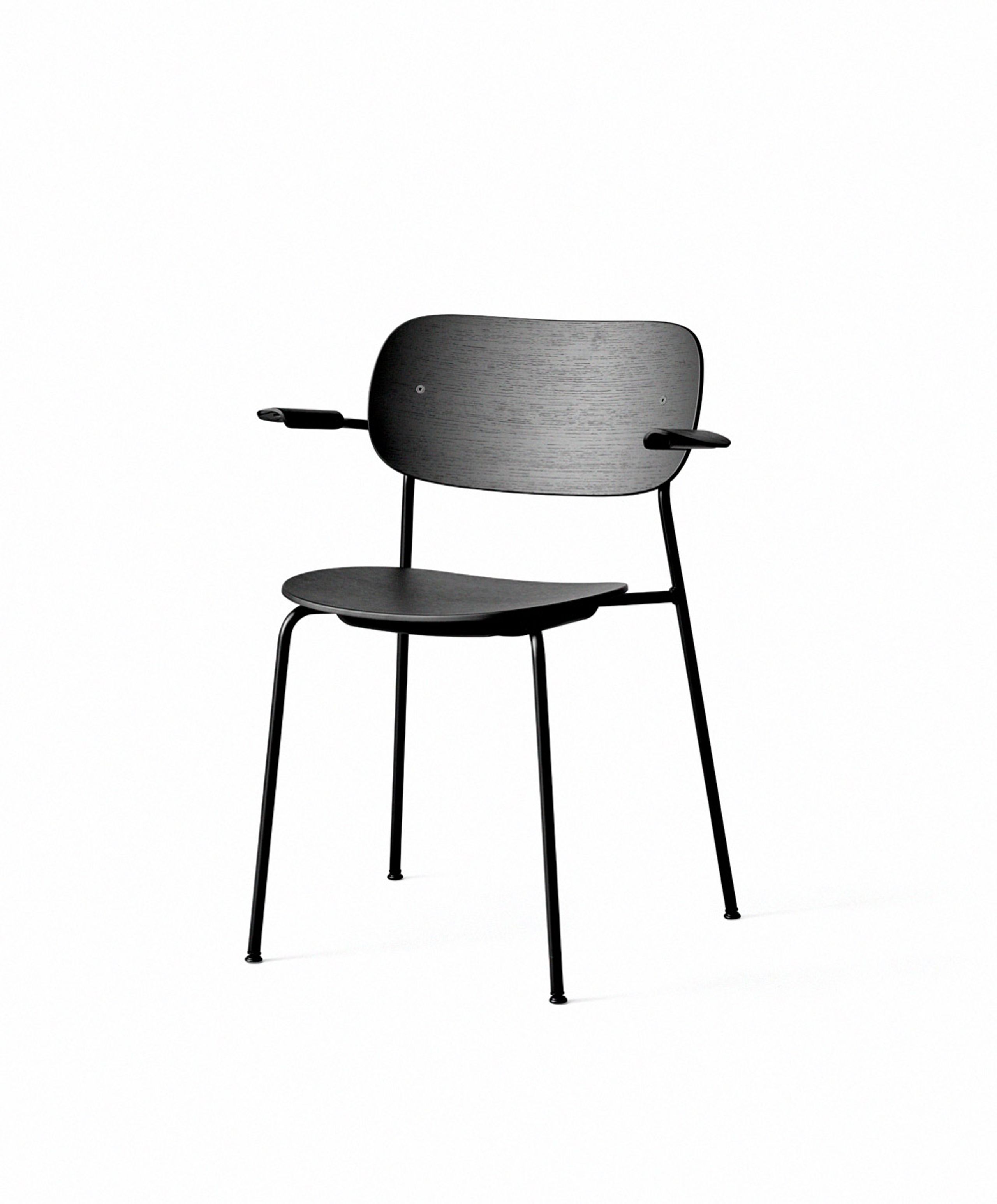 MENU - Chaise - Co Chair w. Armrest / Black Base - Solid Black Oak