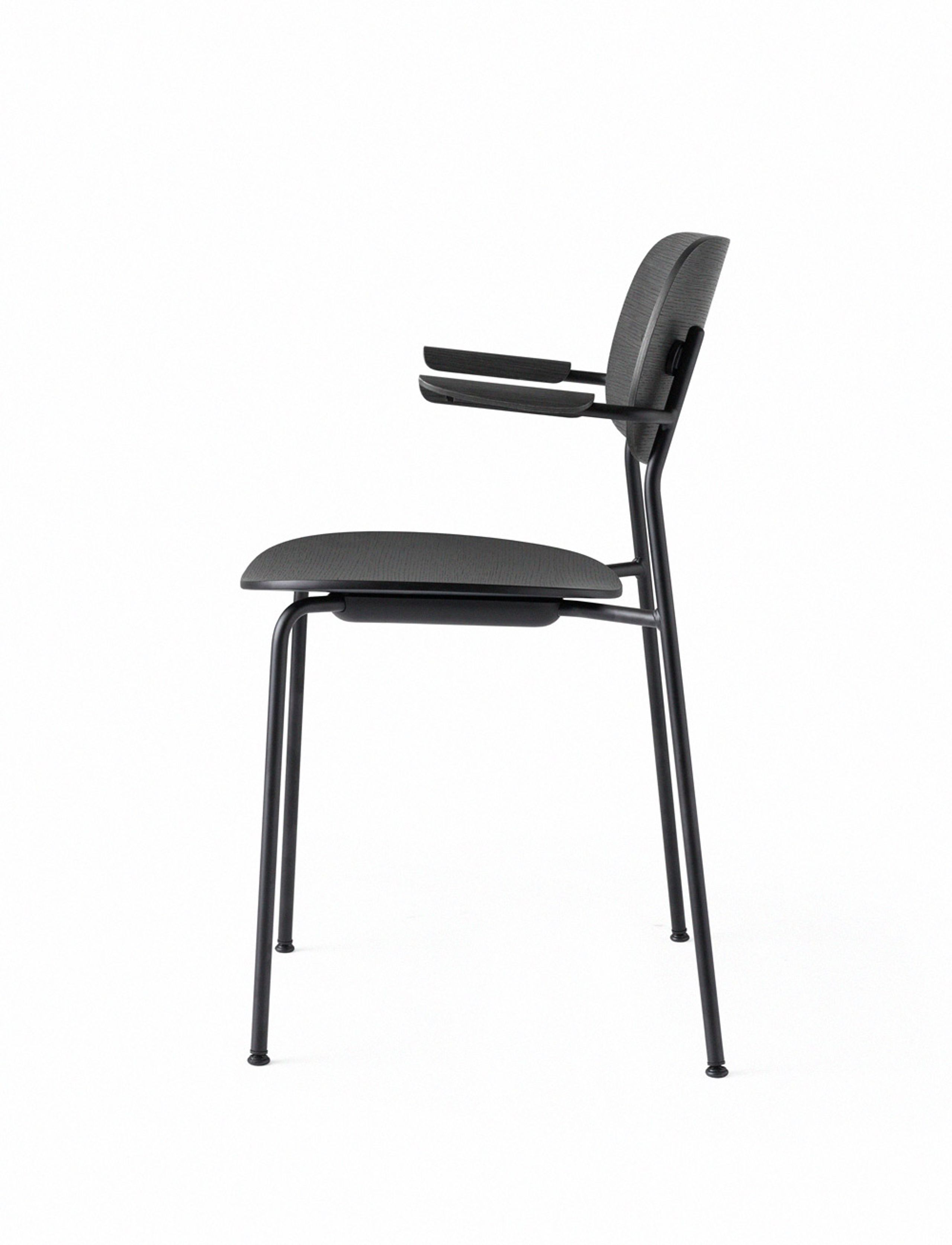 MENU - Chaise - Co Chair w. Armrest / Black Base - Solid Black Oak