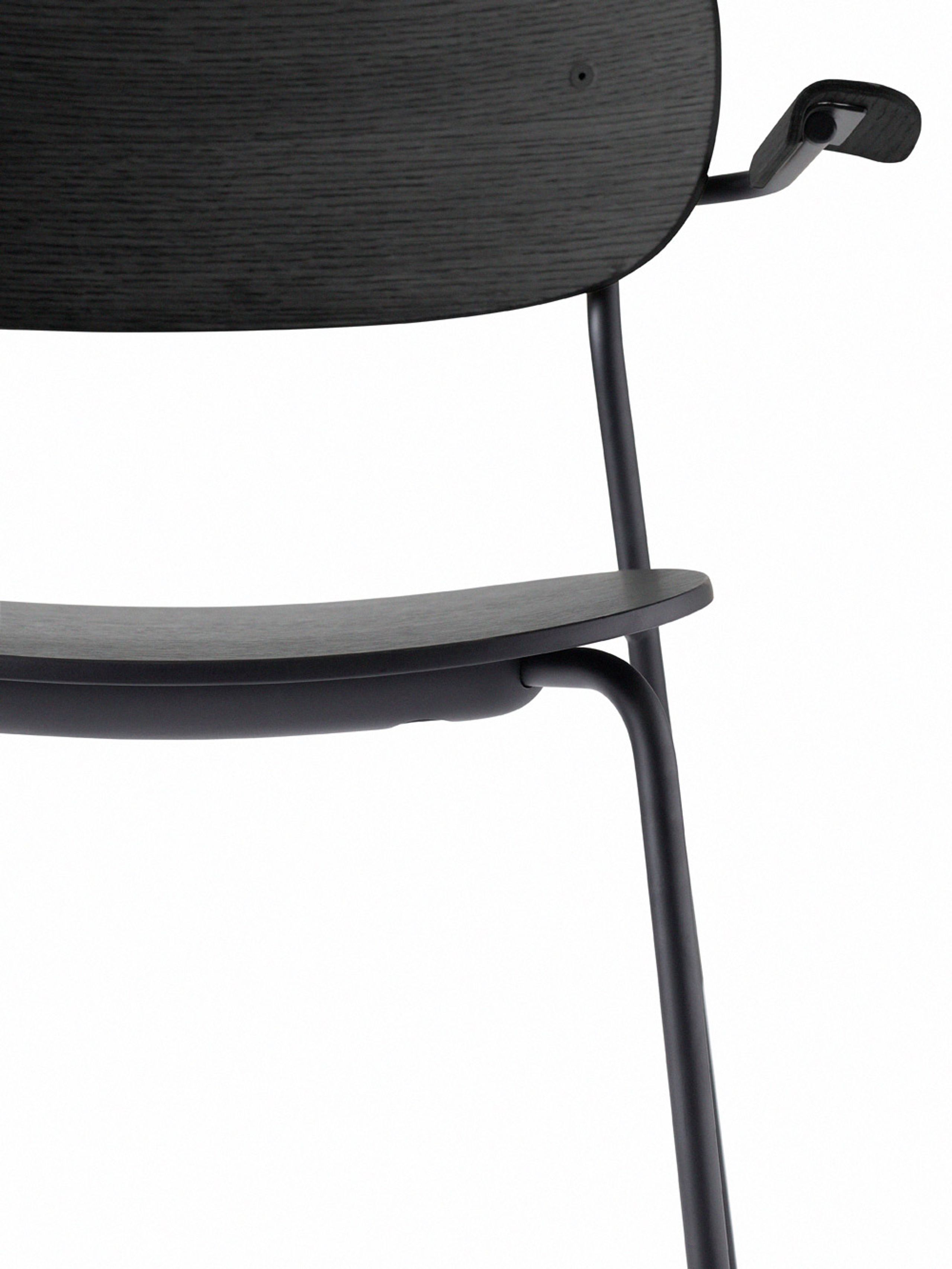 MENU - Chaise - Co Chair w. Armrest / Black Base - Solid Black Oak