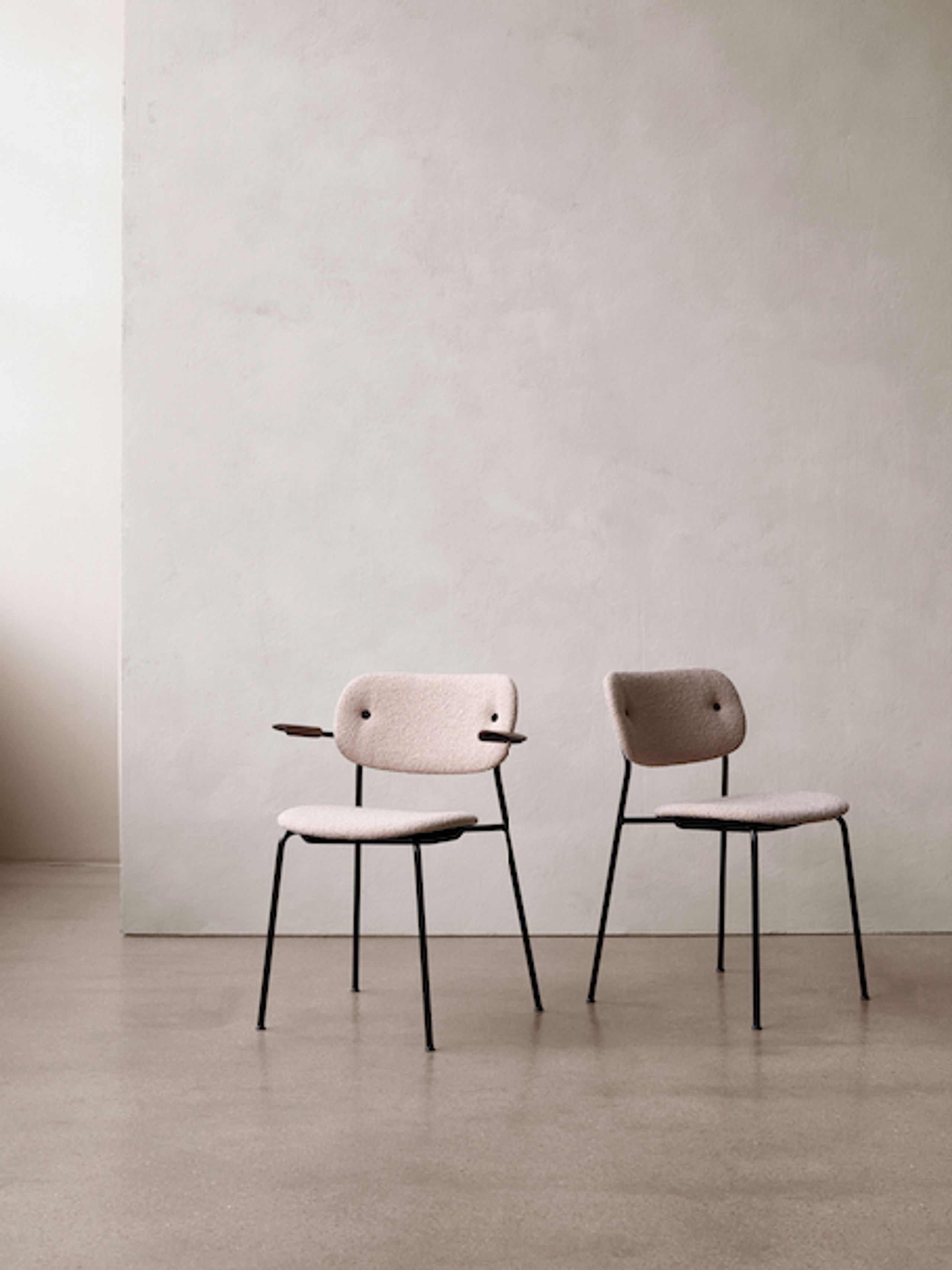 MENU - Chaise - Co Chair w. Armrest / Black Base - Upholstery: Hallingdal 65