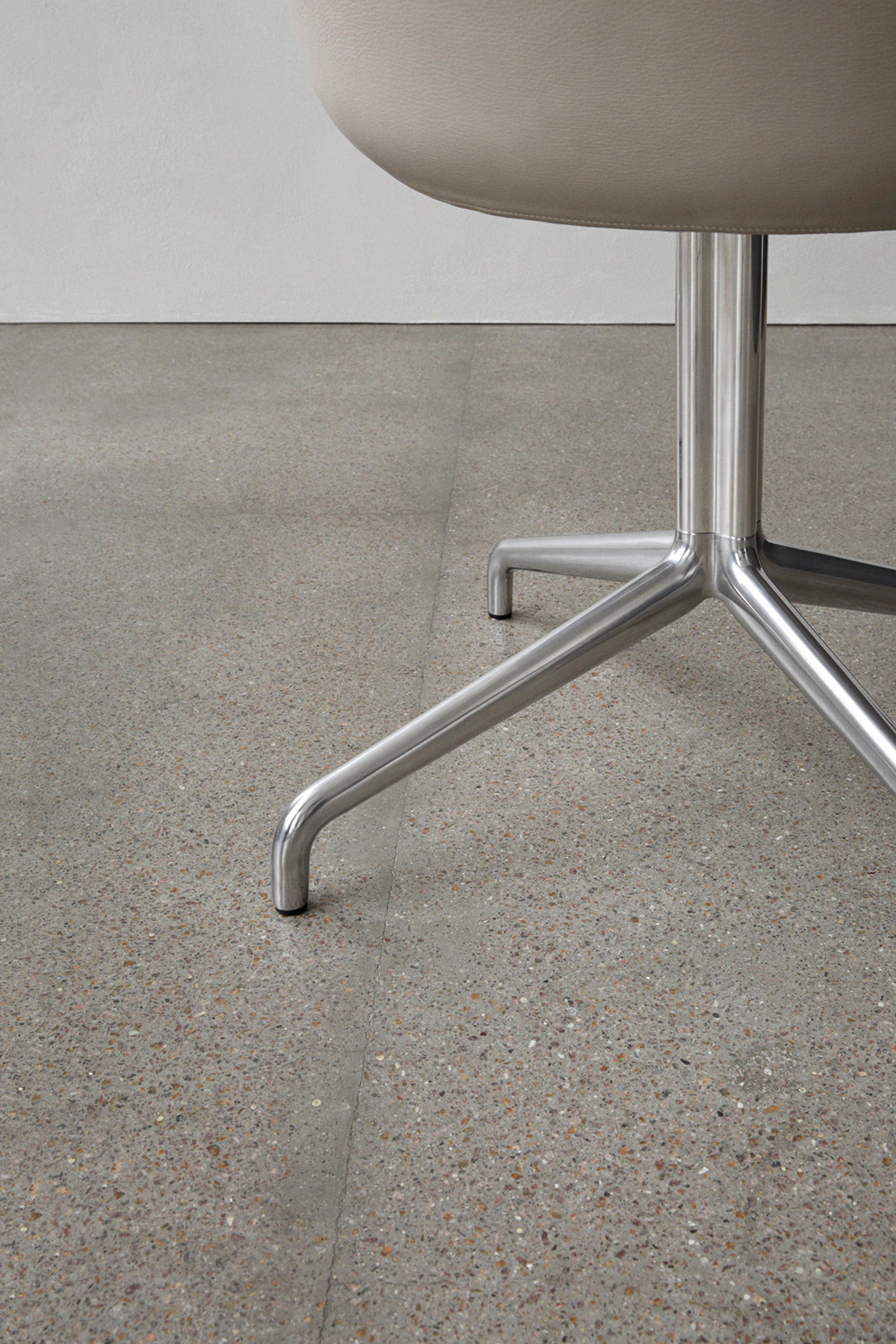 Audo Copenhagen - Jídelní židle - Harbour Dining Chair / Black Star Base w. Swivel - Upholstery: Dakar 0842