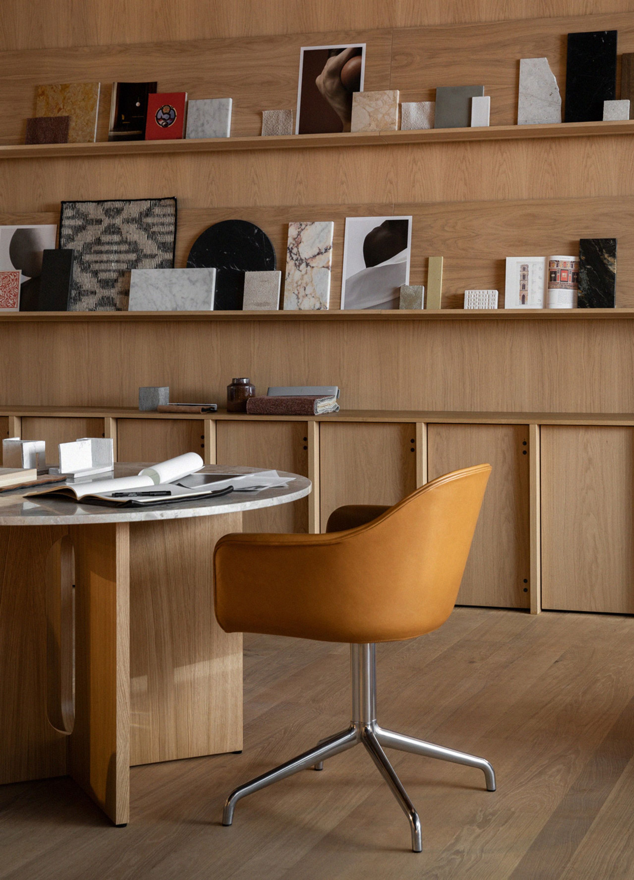 Audo Copenhagen - Jídelní židle - Harbour Dining Chair / Black Star Base w. Swivel - Upholstery: Dakar 0842