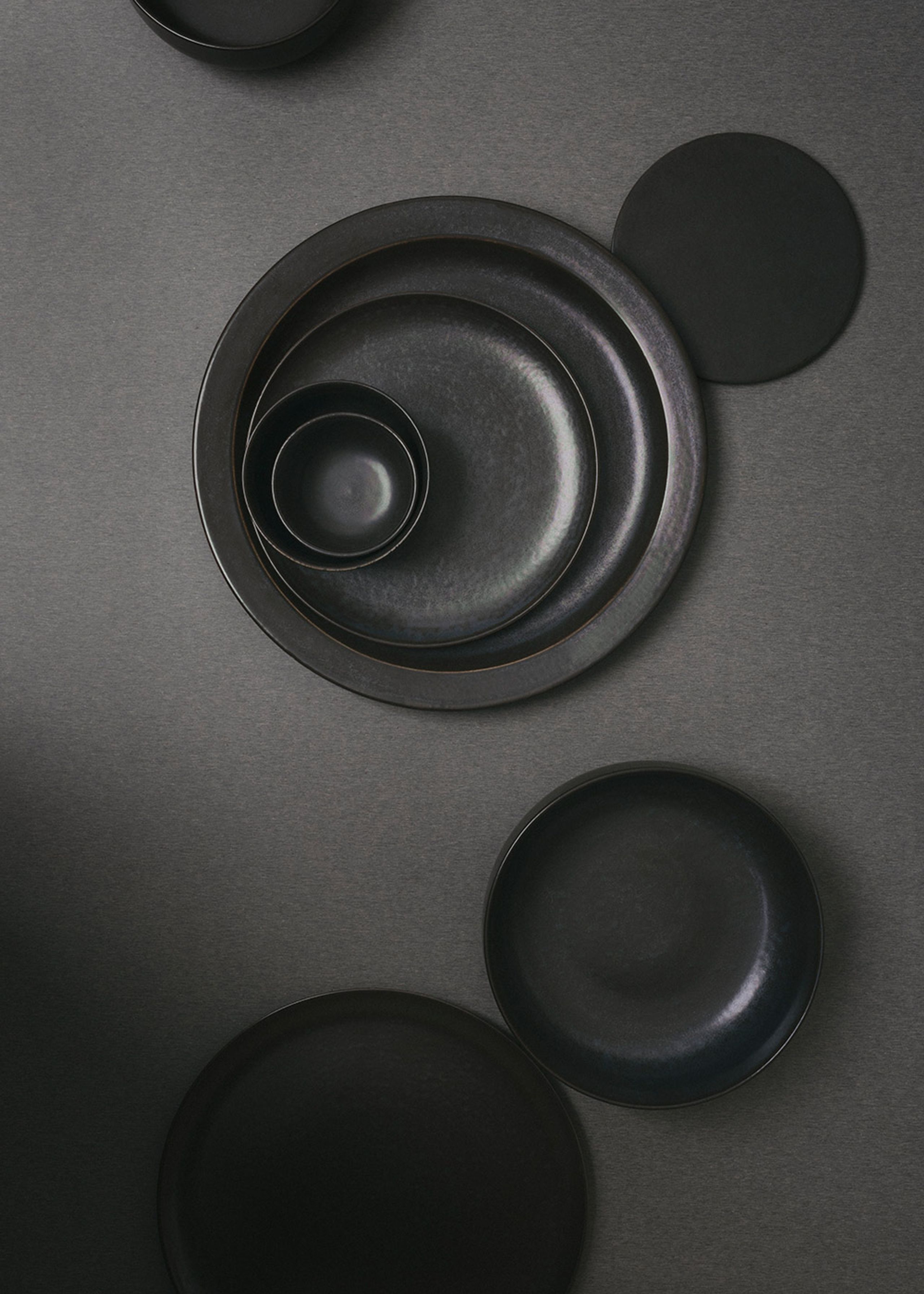 MENU - Teller - NNDW - Plate/Lid - Dark Glazed - Ø13,5