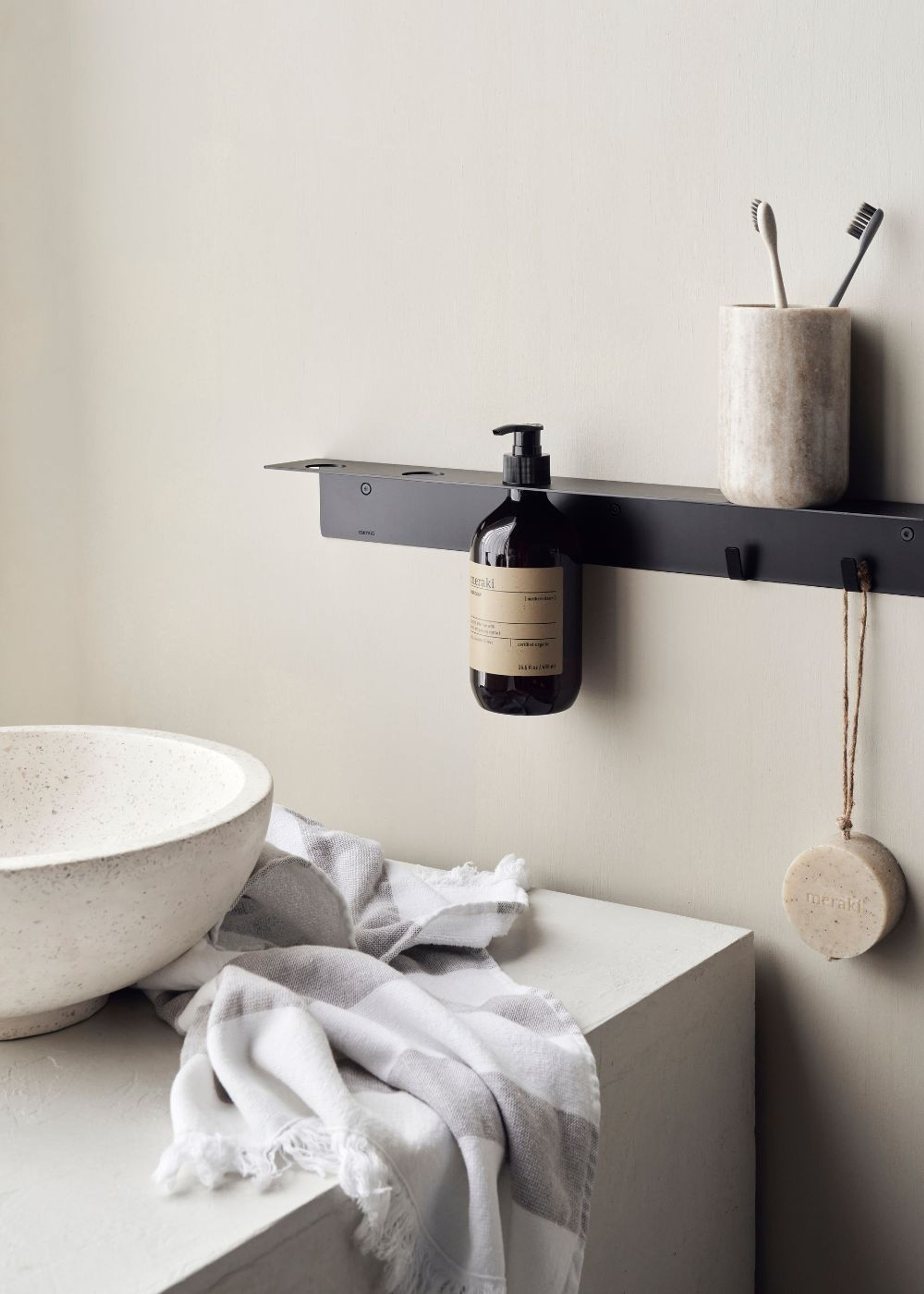 Meraki - Knagerækker - Bottle holder with hooks - Brushed black finish