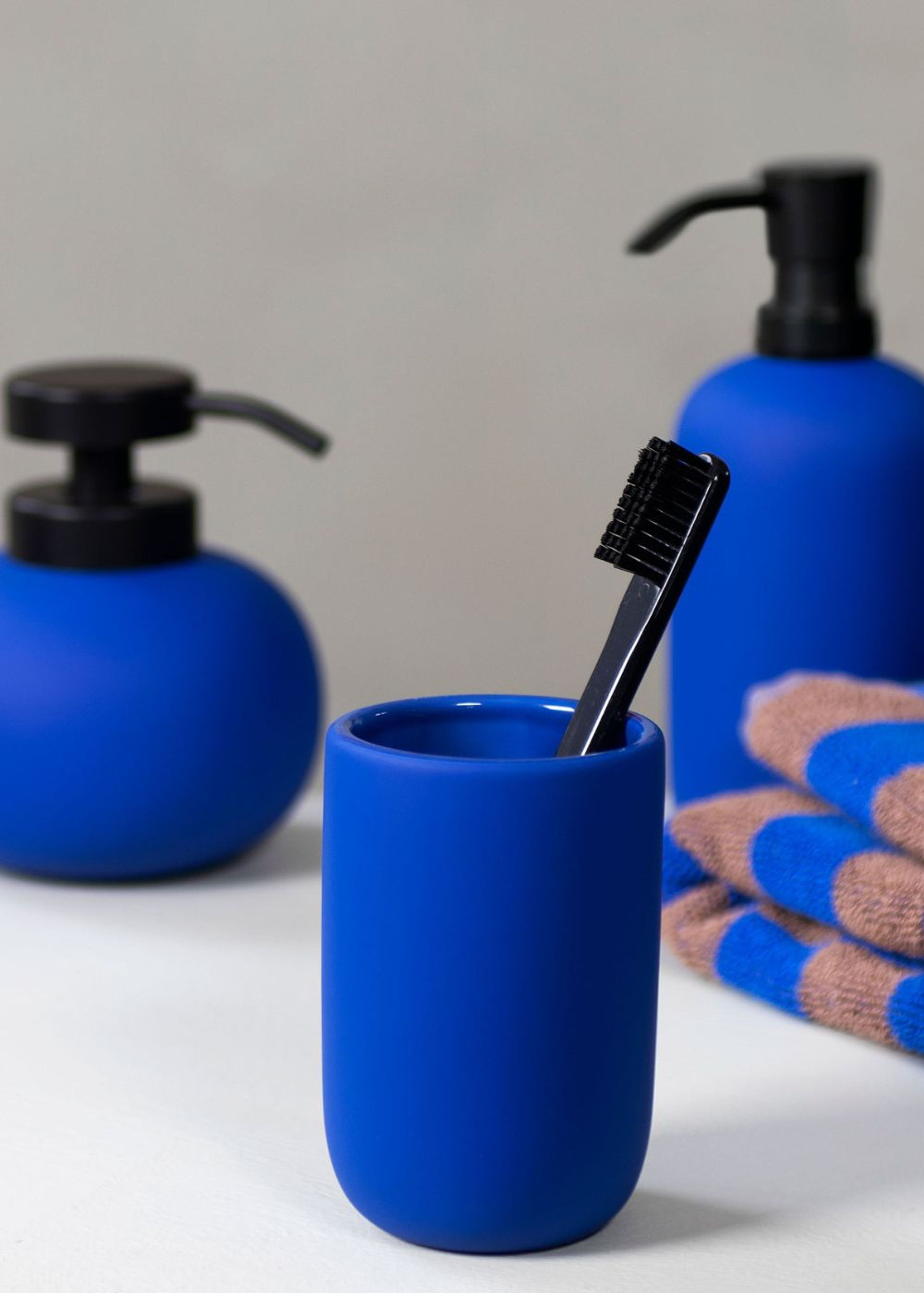 Mette Ditmer - Držák - LOTUS Tumbler - Cobalt