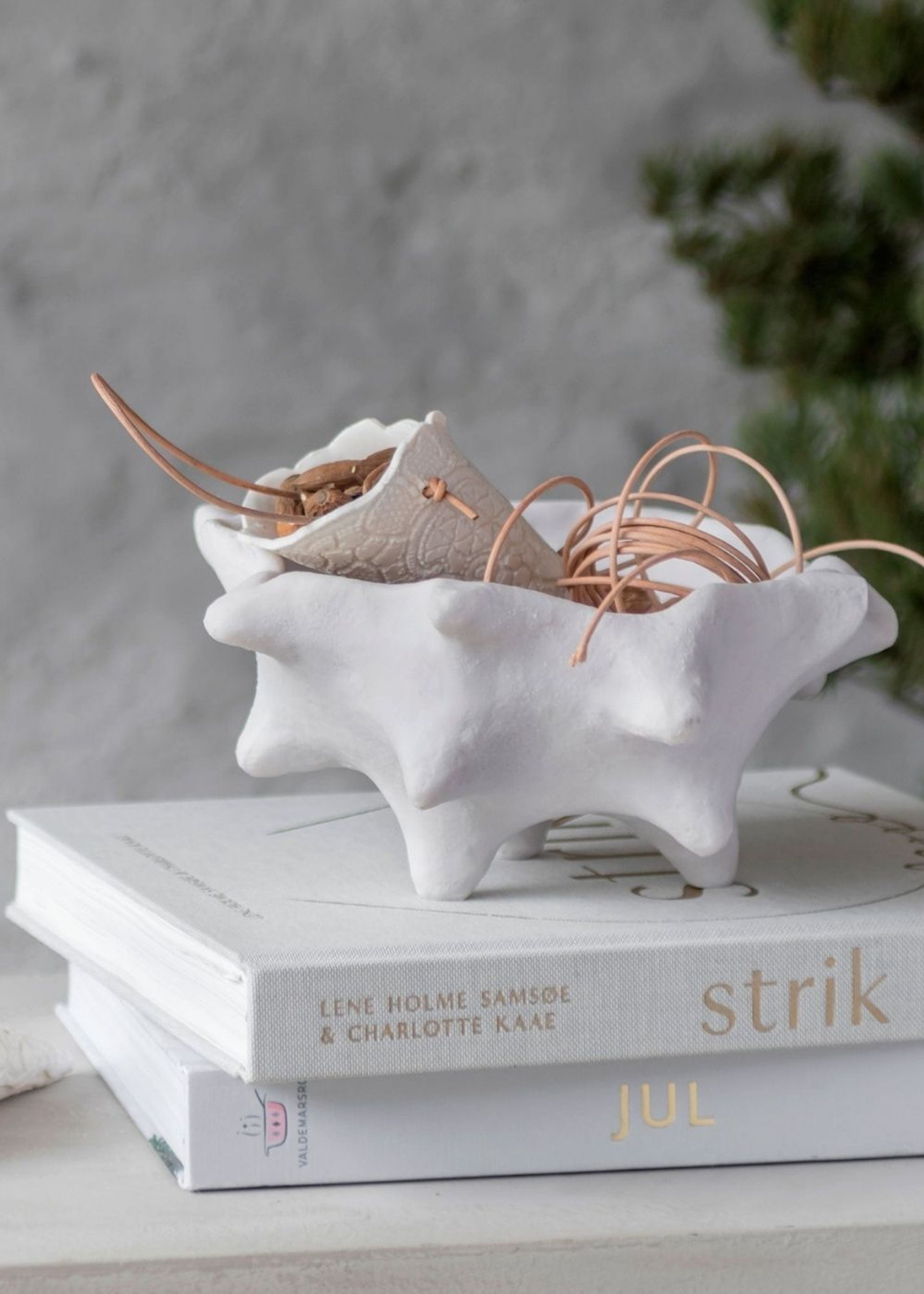 Mette Ditmer - Bowl - ART PIECE Chestnut - Off-white