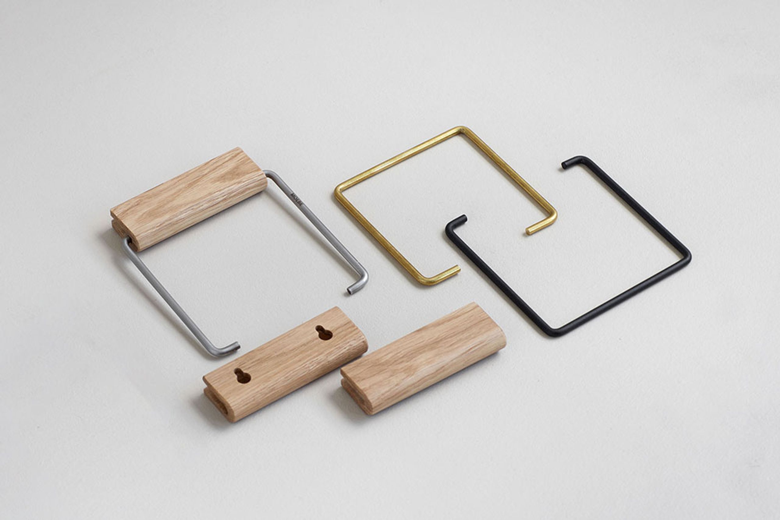 MOEBE - Toilettenpapierhalter - Toilet Roll Holder - Oak/Black