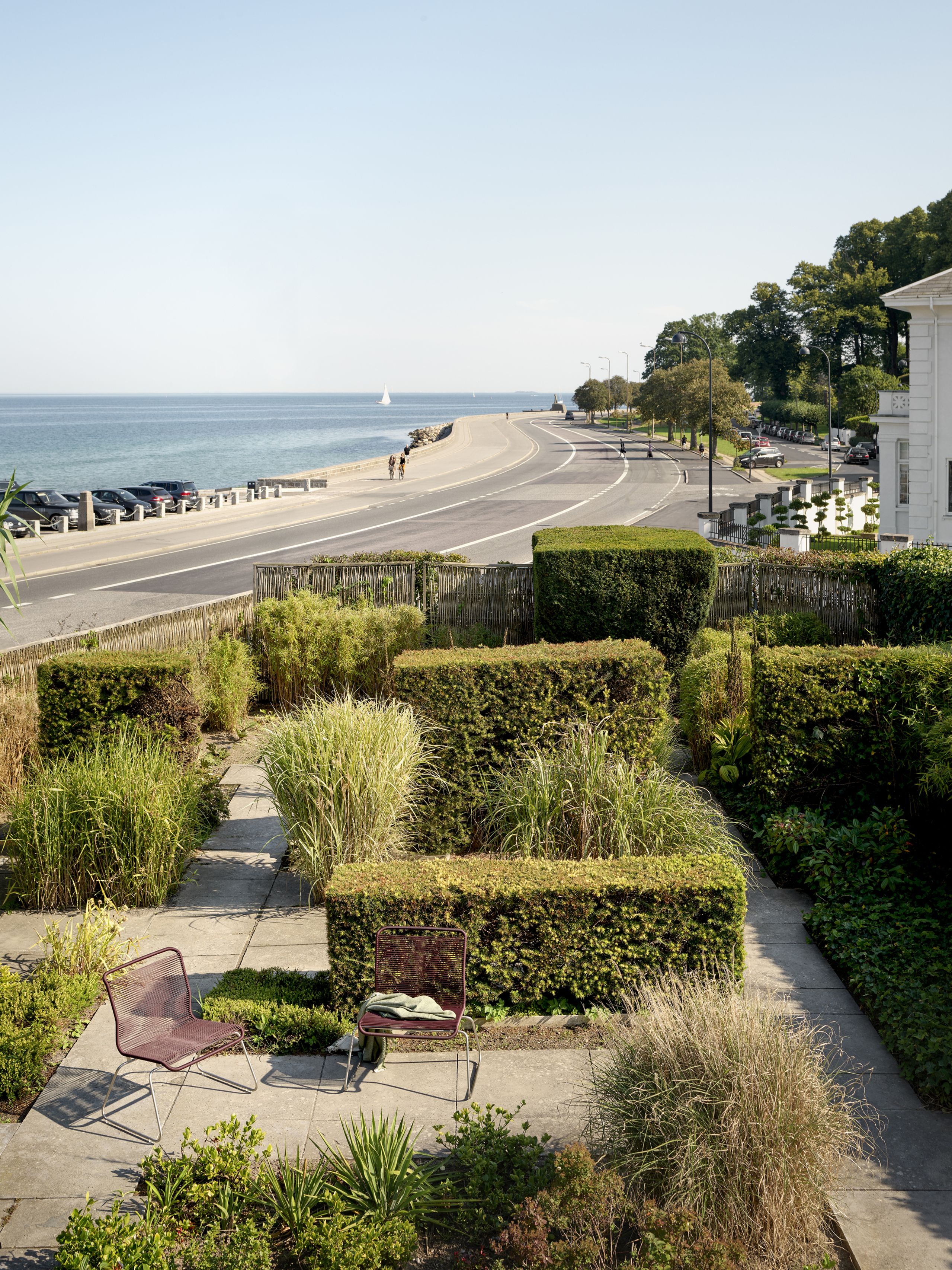 Montana - Lounge chair - Panton One Lounge Chair - Black red / Marcel