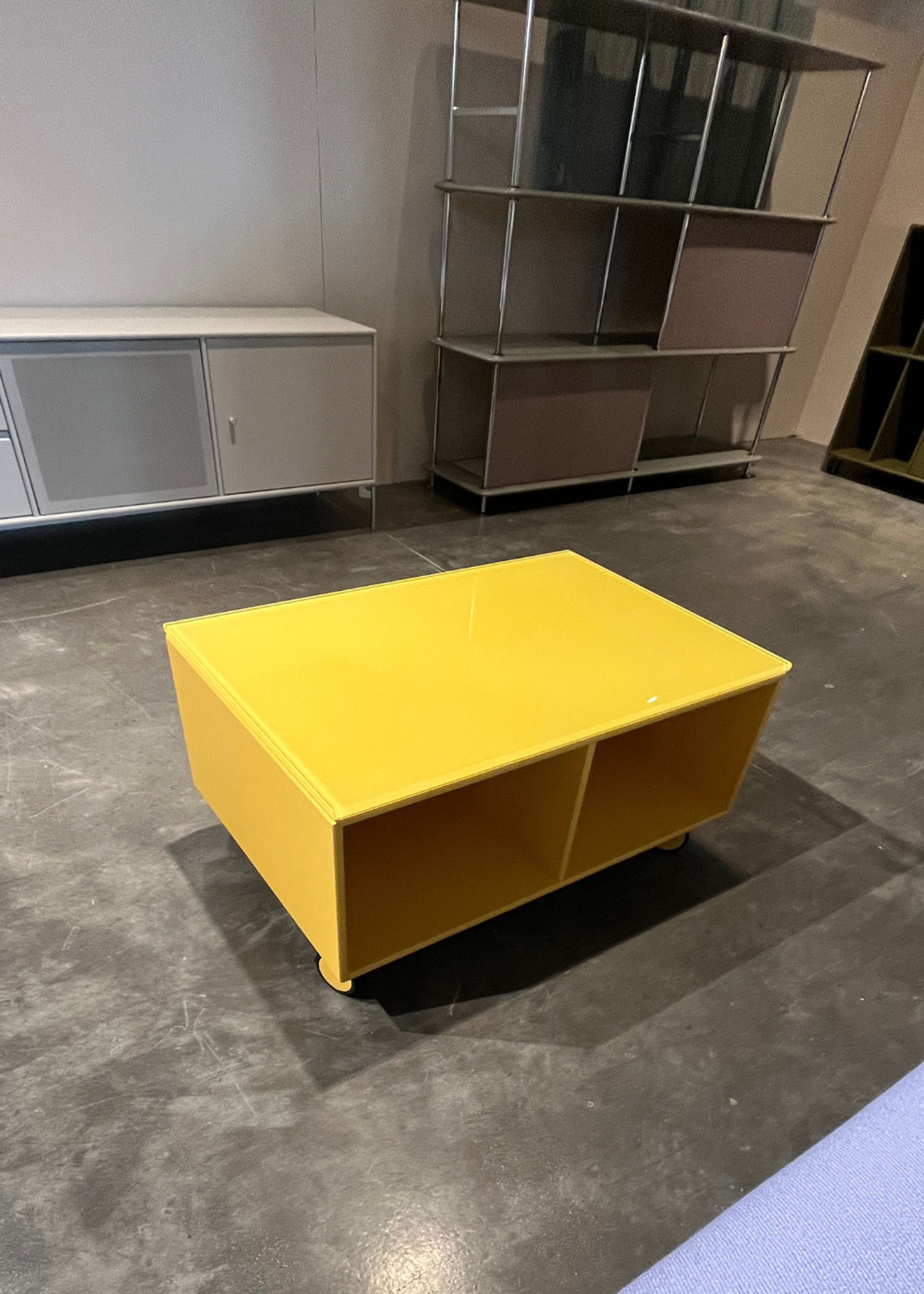 Montana - Table basse - Custom 7112 M. BlackCastors & glasstop - 166 Acacia