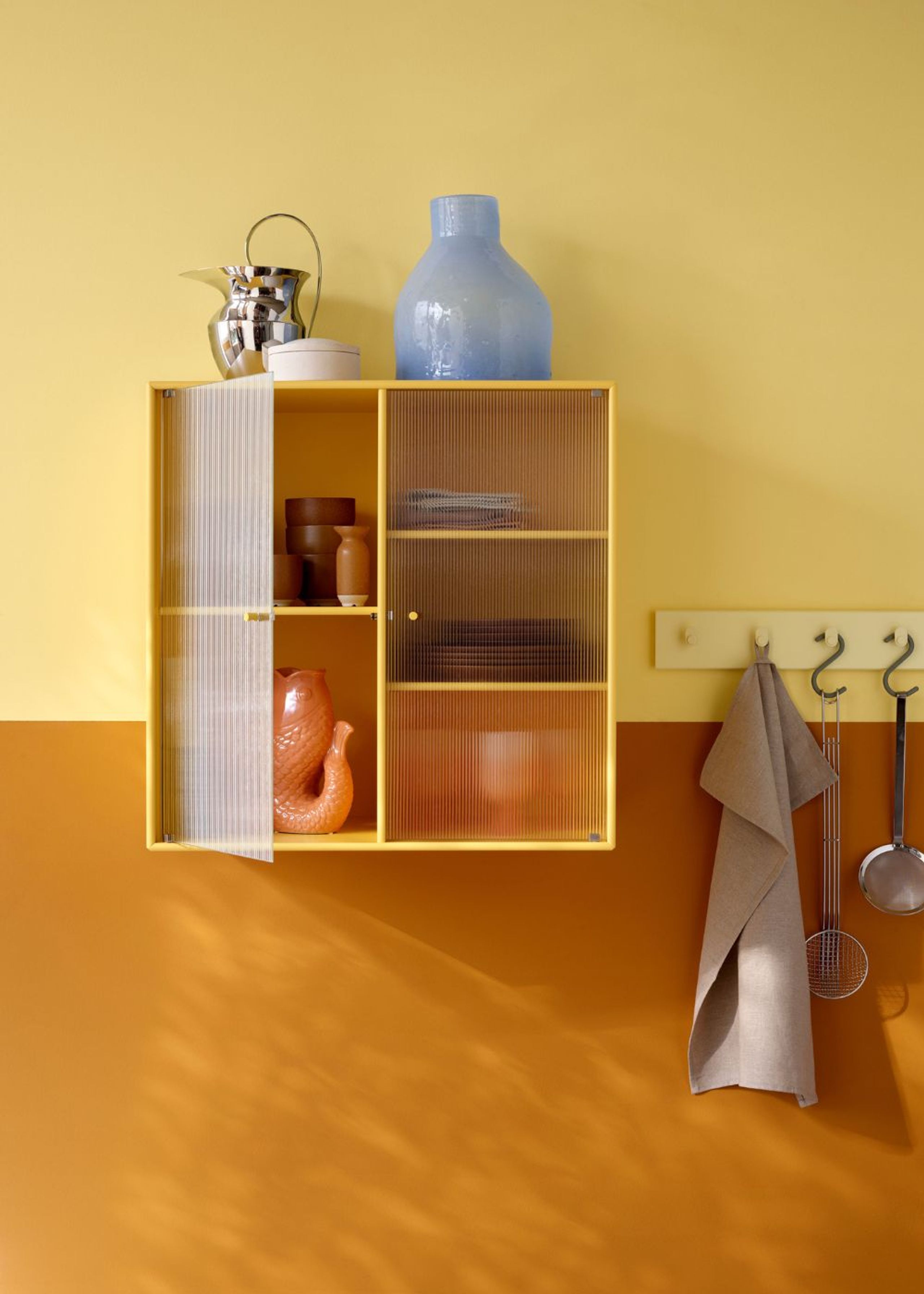 Montana - Vitrineskab - Ripple Cabinet II - Med Sorte Ben - Acacia