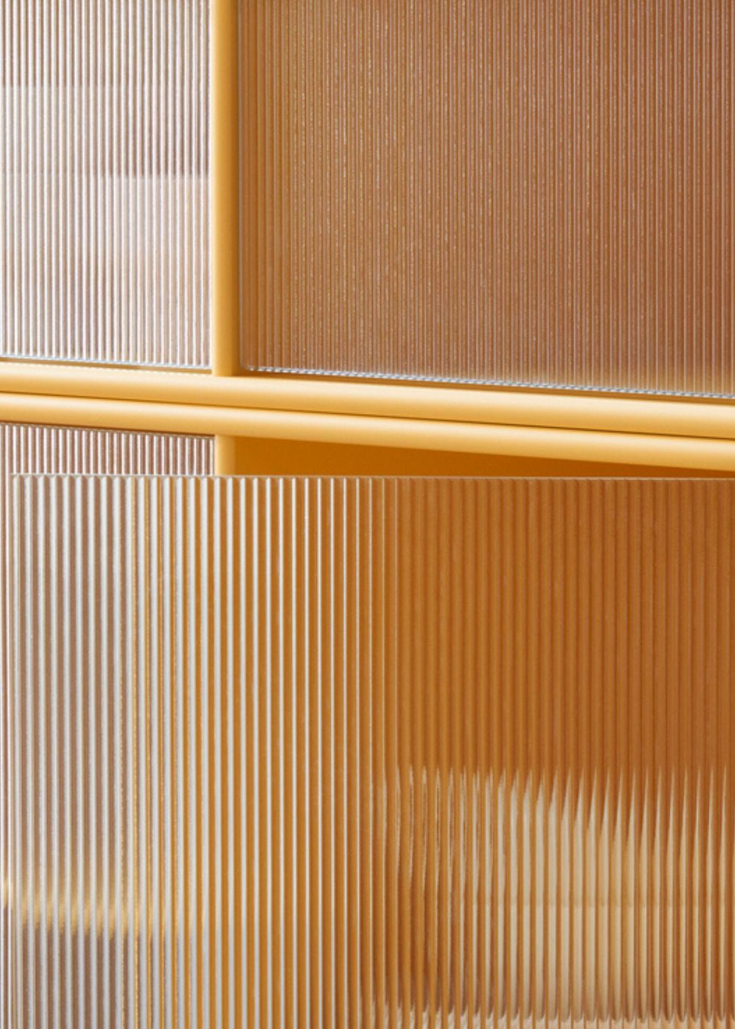 Montana - Vitrineskab - Ripple Cabinet II - Med Sorte Ben - Acacia