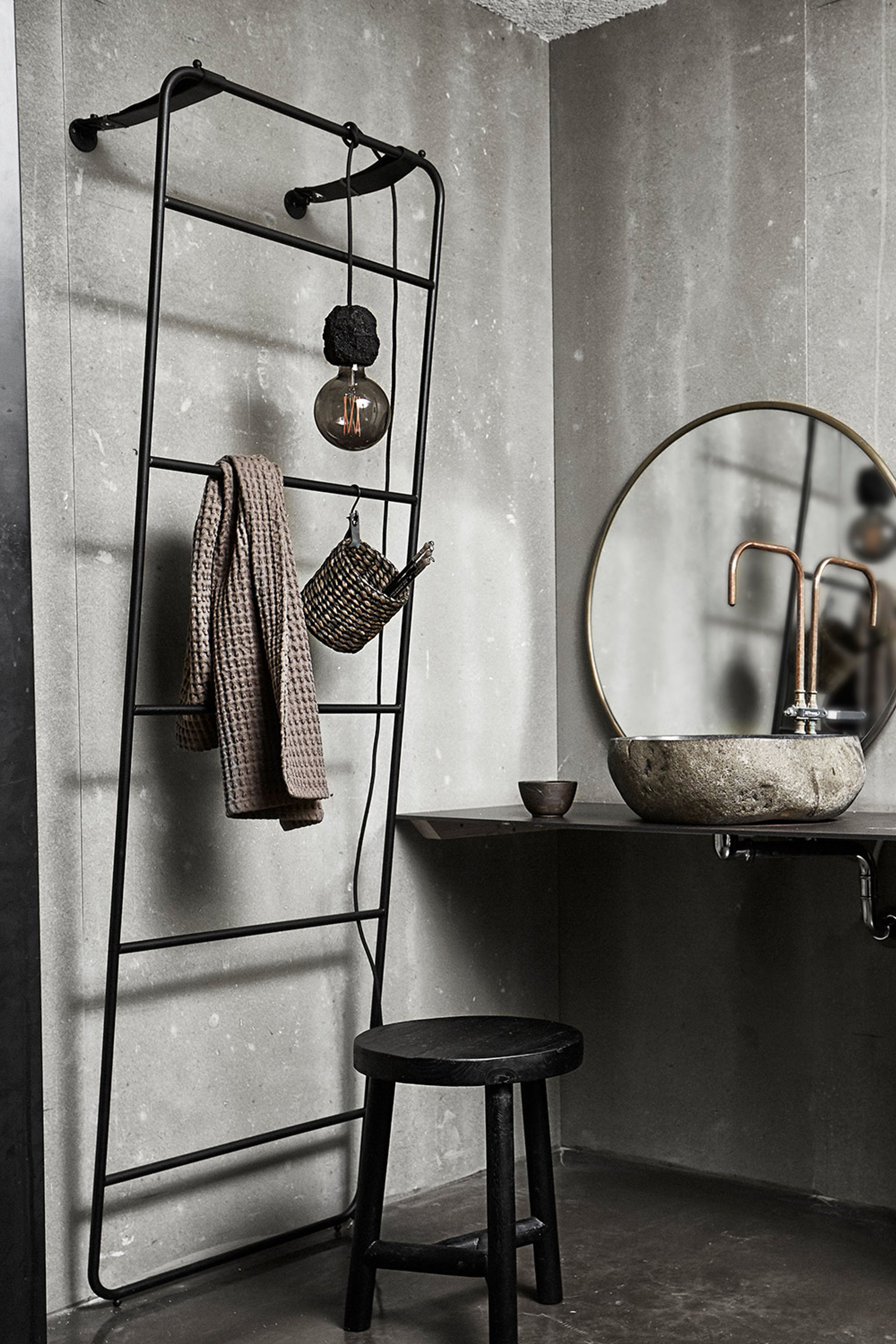 MUUBS - Spiegel - Wall mirror around Copenhagen - Large - Black