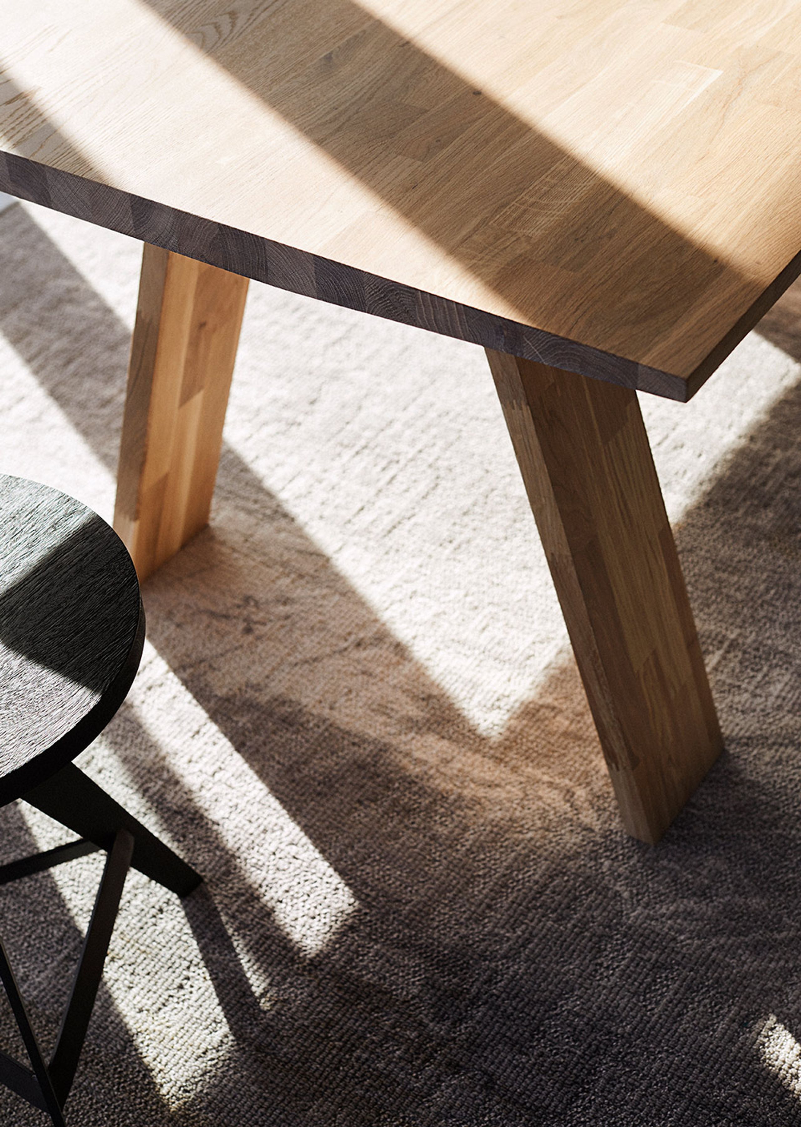 MUUBS - Esstisch - Spisebord Angle - Oak Black Stained / Oil