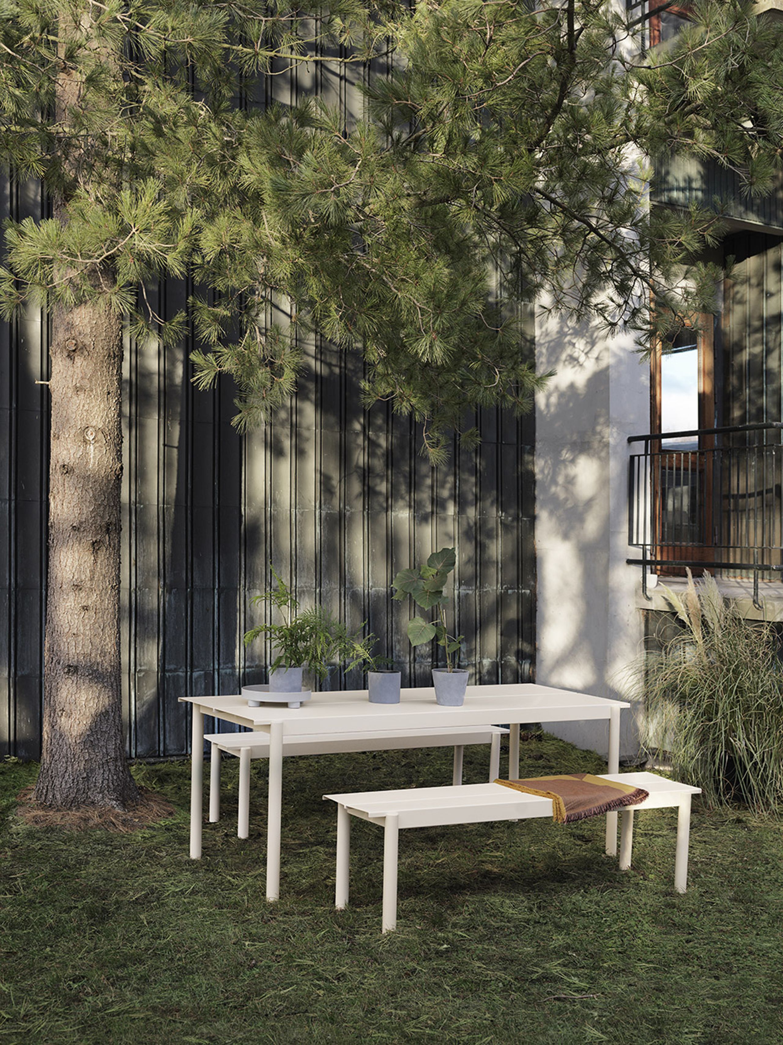 Muuto - Bank - Linear Steel Bench - Grey