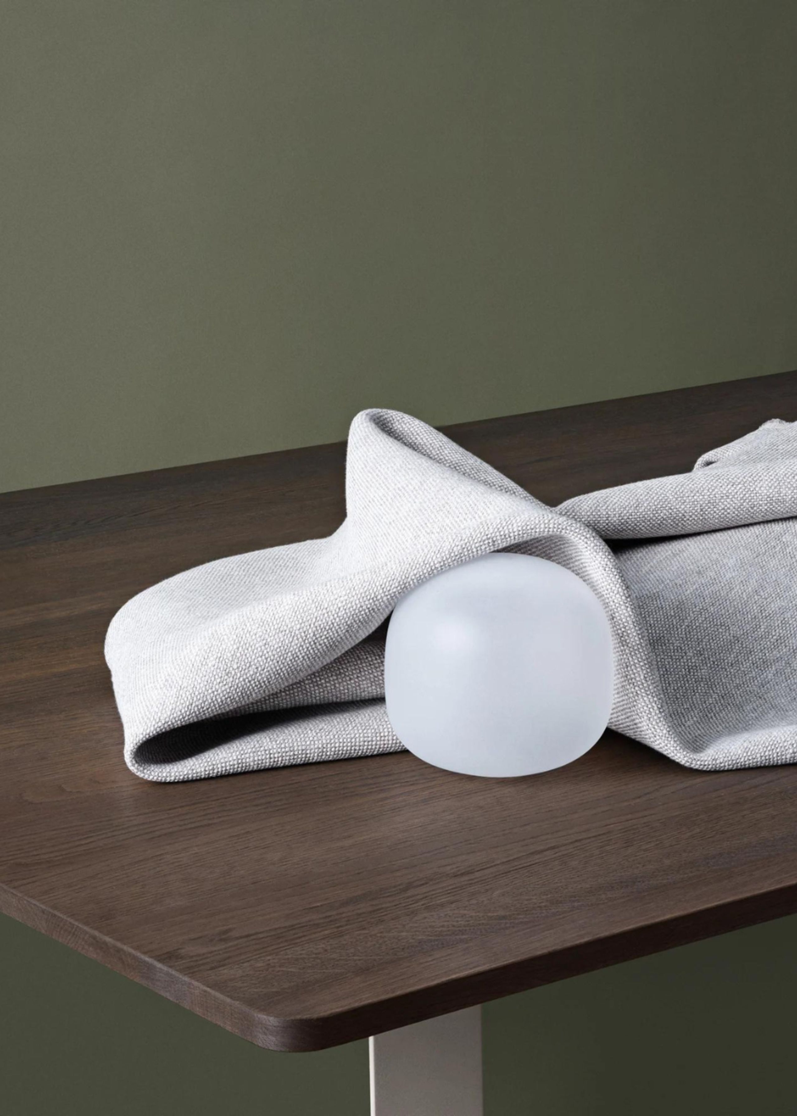 Muuto - Bord - 70/70 Table - Solid smoked oak/black