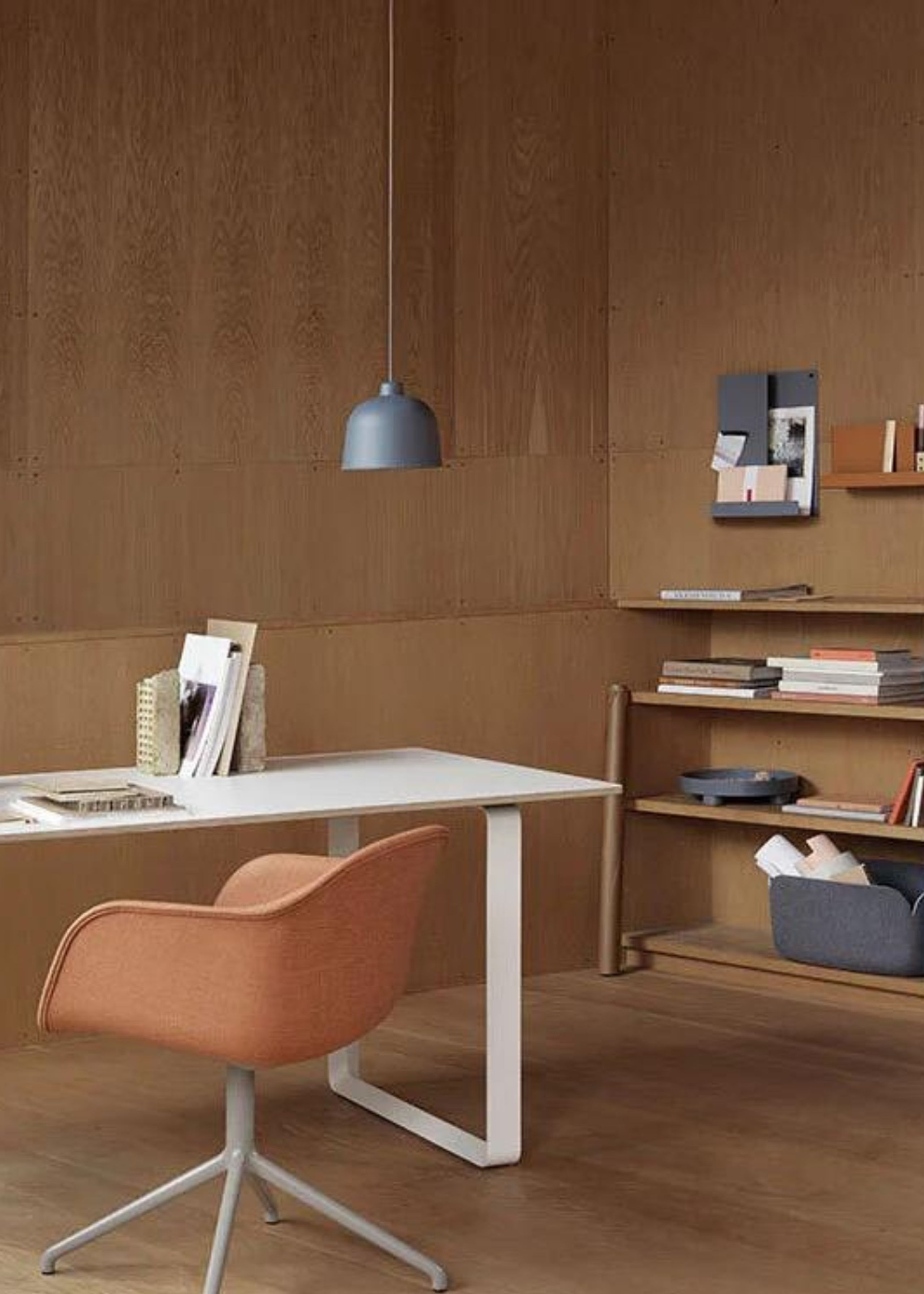 Muuto - Bord - 70/70 Table - White Laminate Black