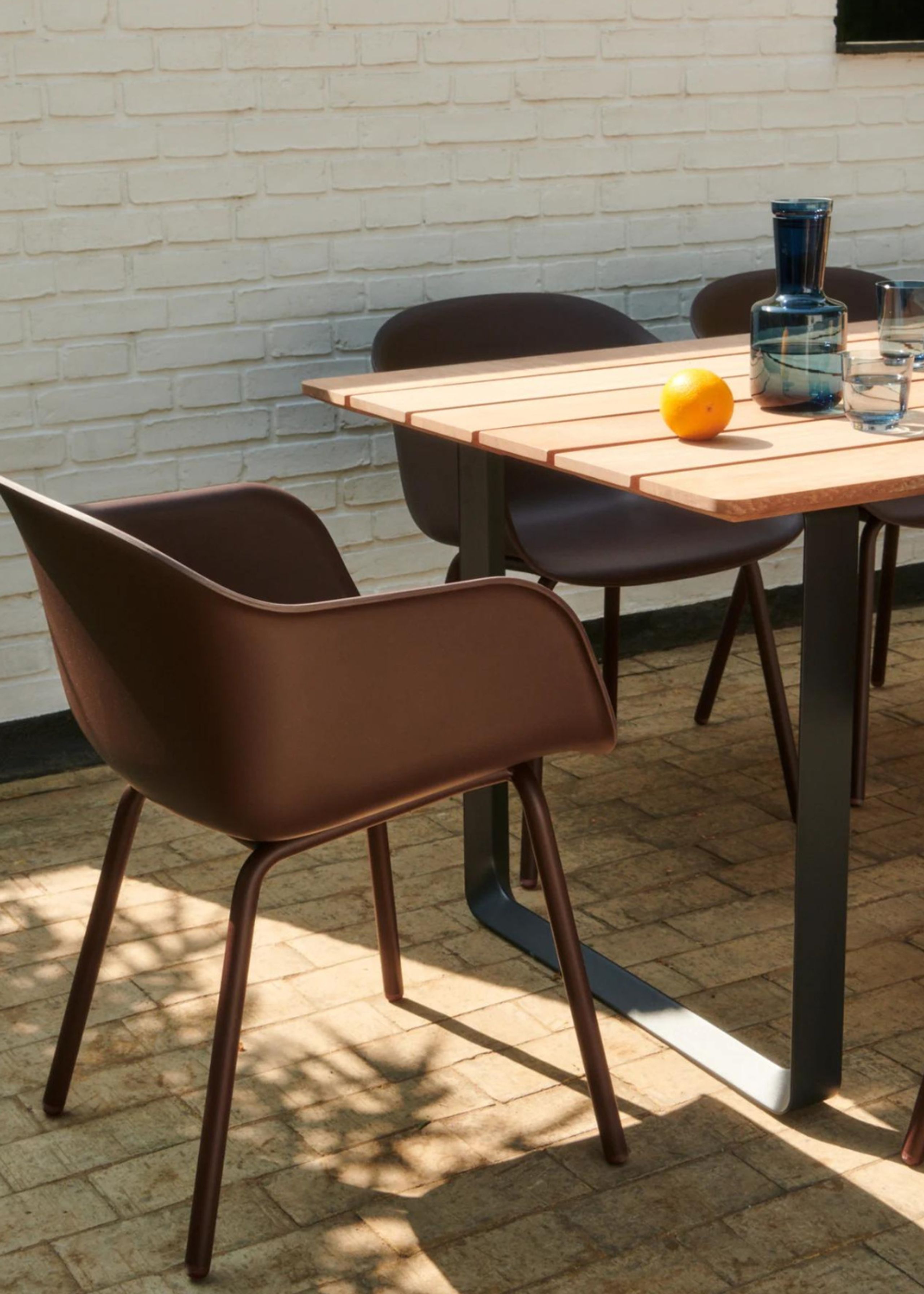 Muuto - Table de jardin - 70/70 Outdoor Table - Sapele Mahogany/Anthracite Black