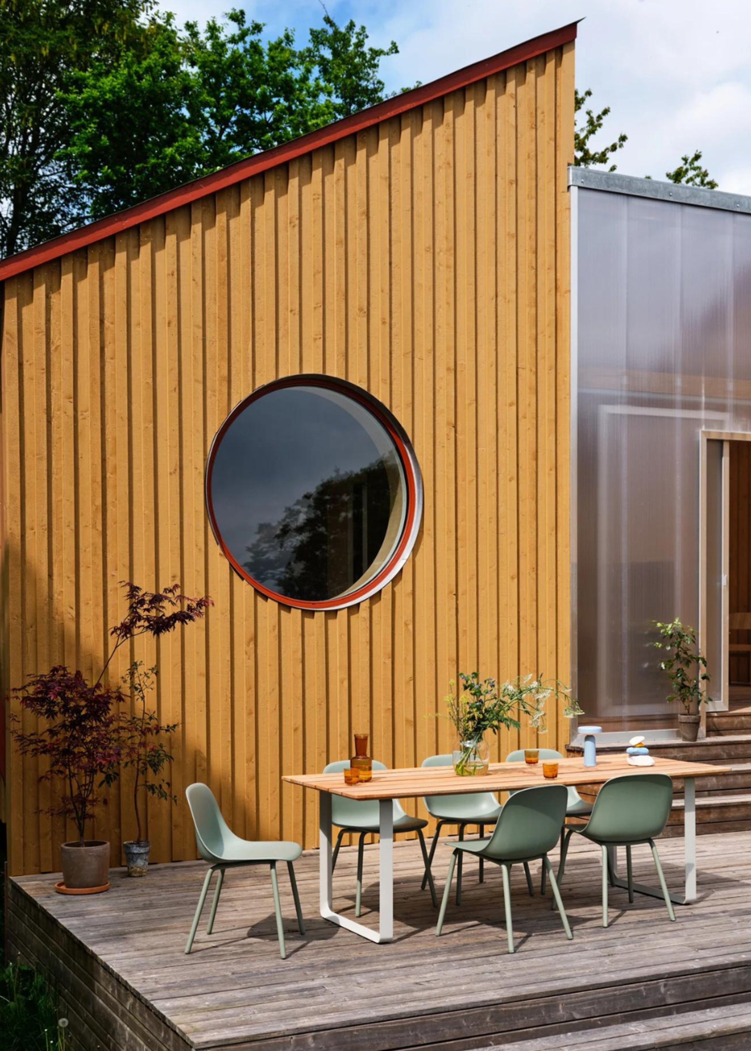 Muuto - Garden table - 70/70 Outdoor Table - Sapele Mahogany/Grey