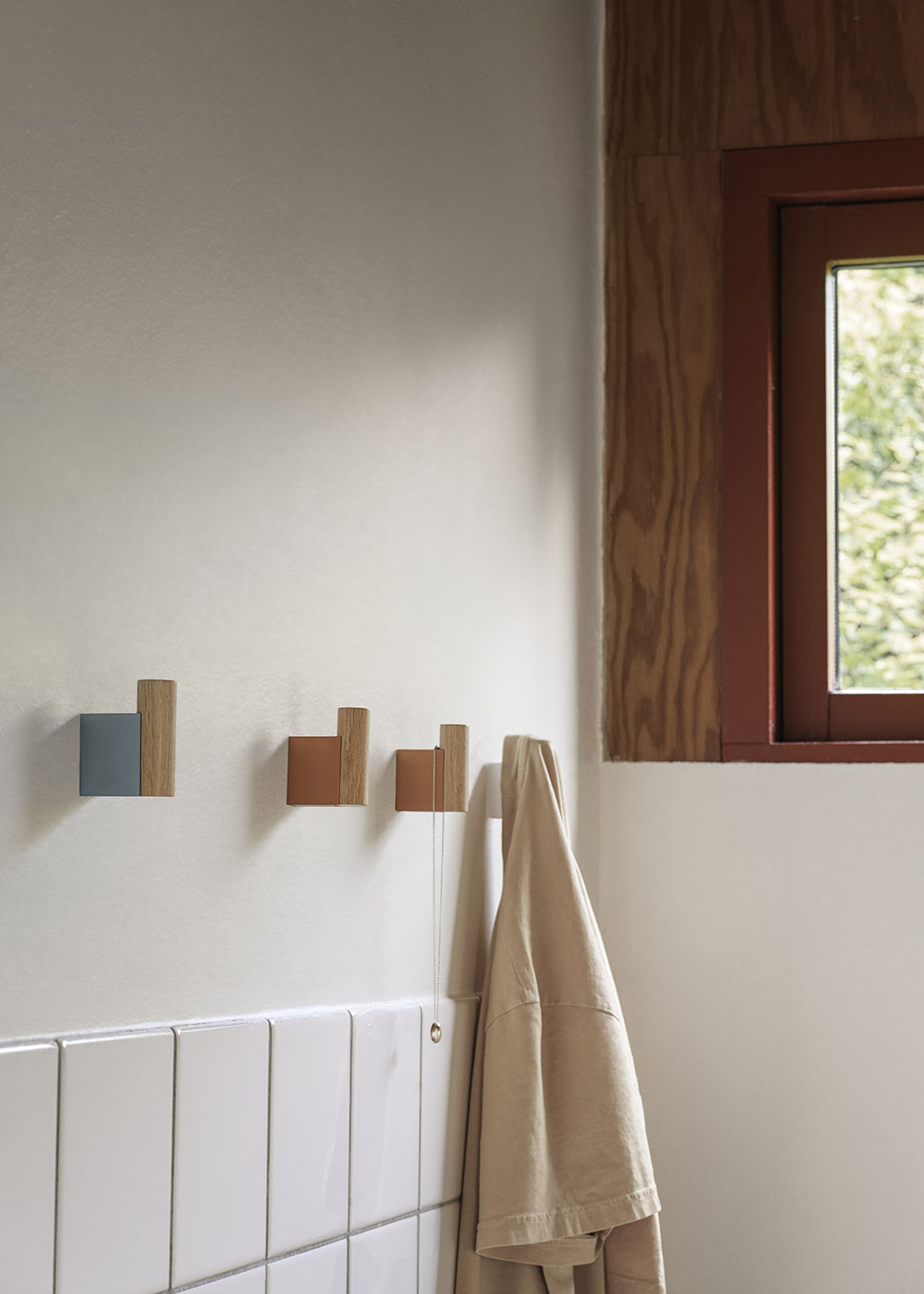Muuto - Perchas - Attach Coat Hook - Oak/Aluminium
