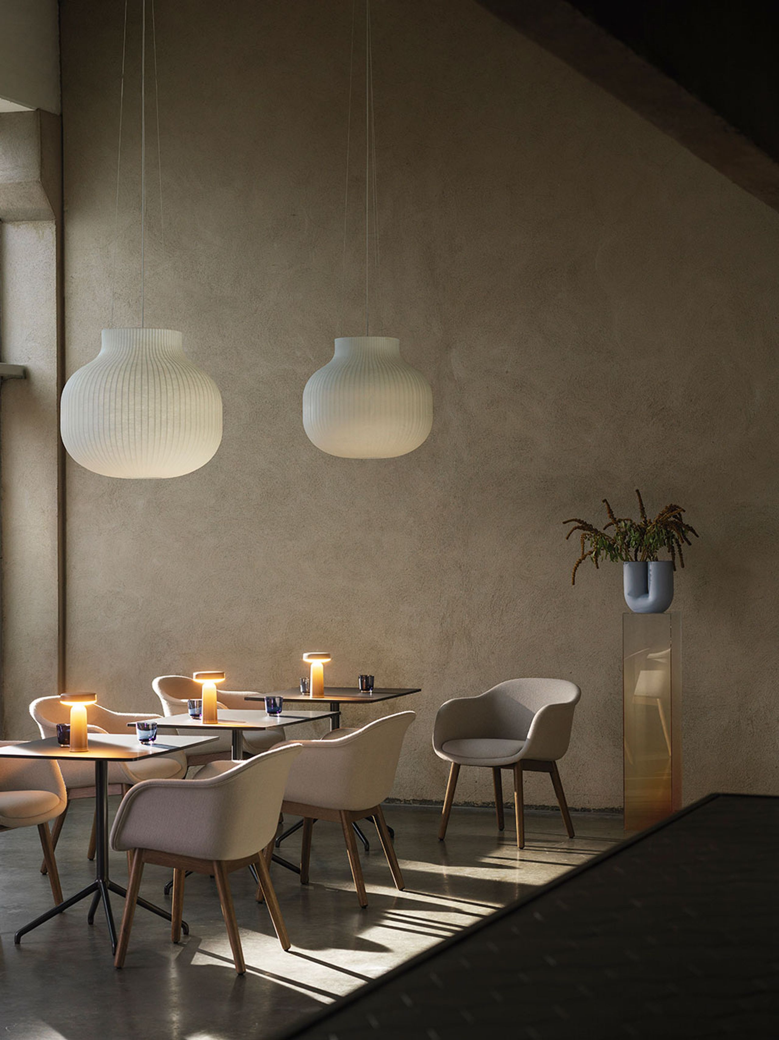 Muuto - Kontorsstol - Fiber Conference Armchair - Hallingdal 133 / Stained Dark Brown / Wood Base