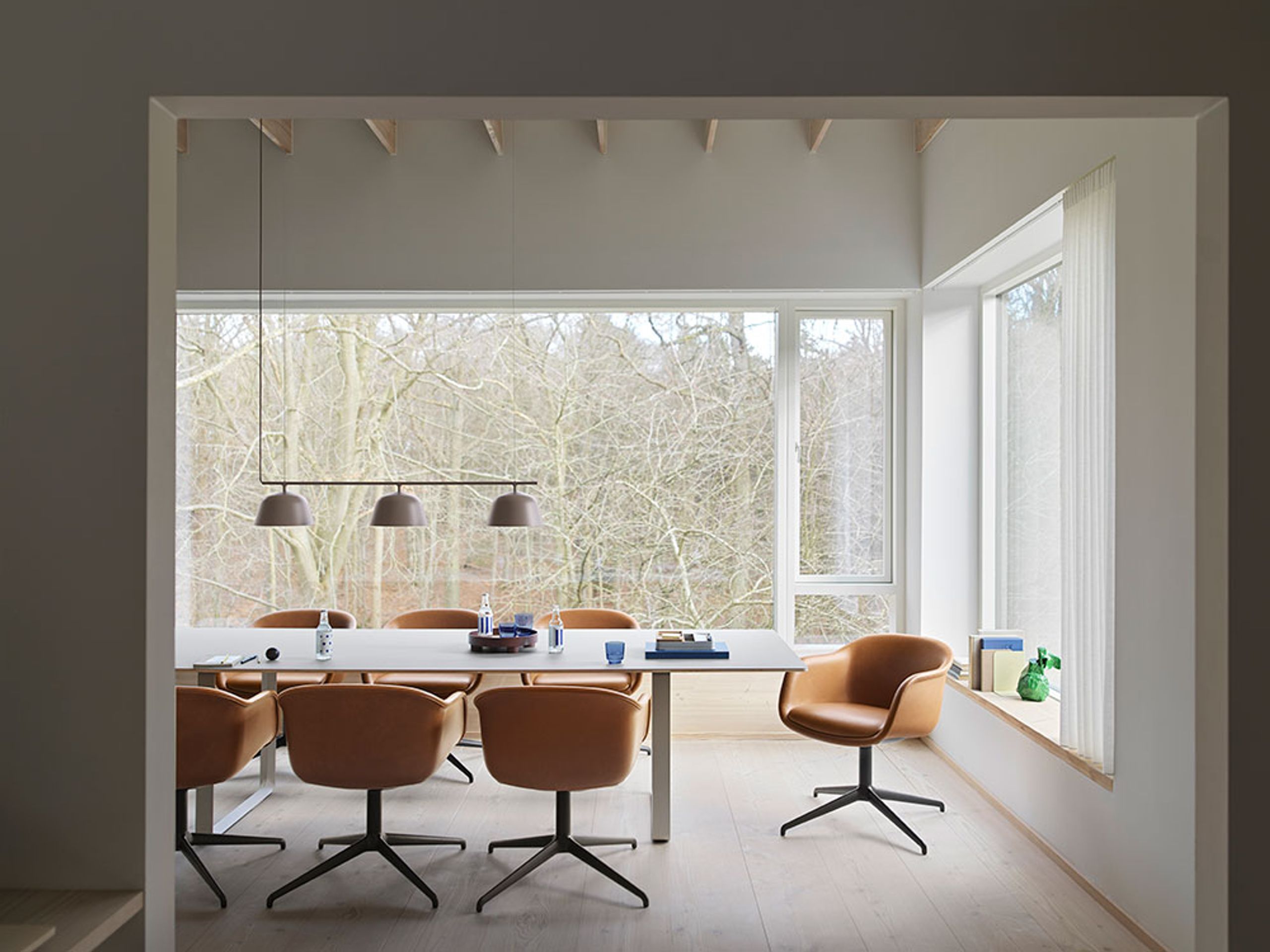 Muuto - Kontorsstol - Fiber Conference Armchair - Hallingdal 133 / Stained Dark Brown / Wood Base