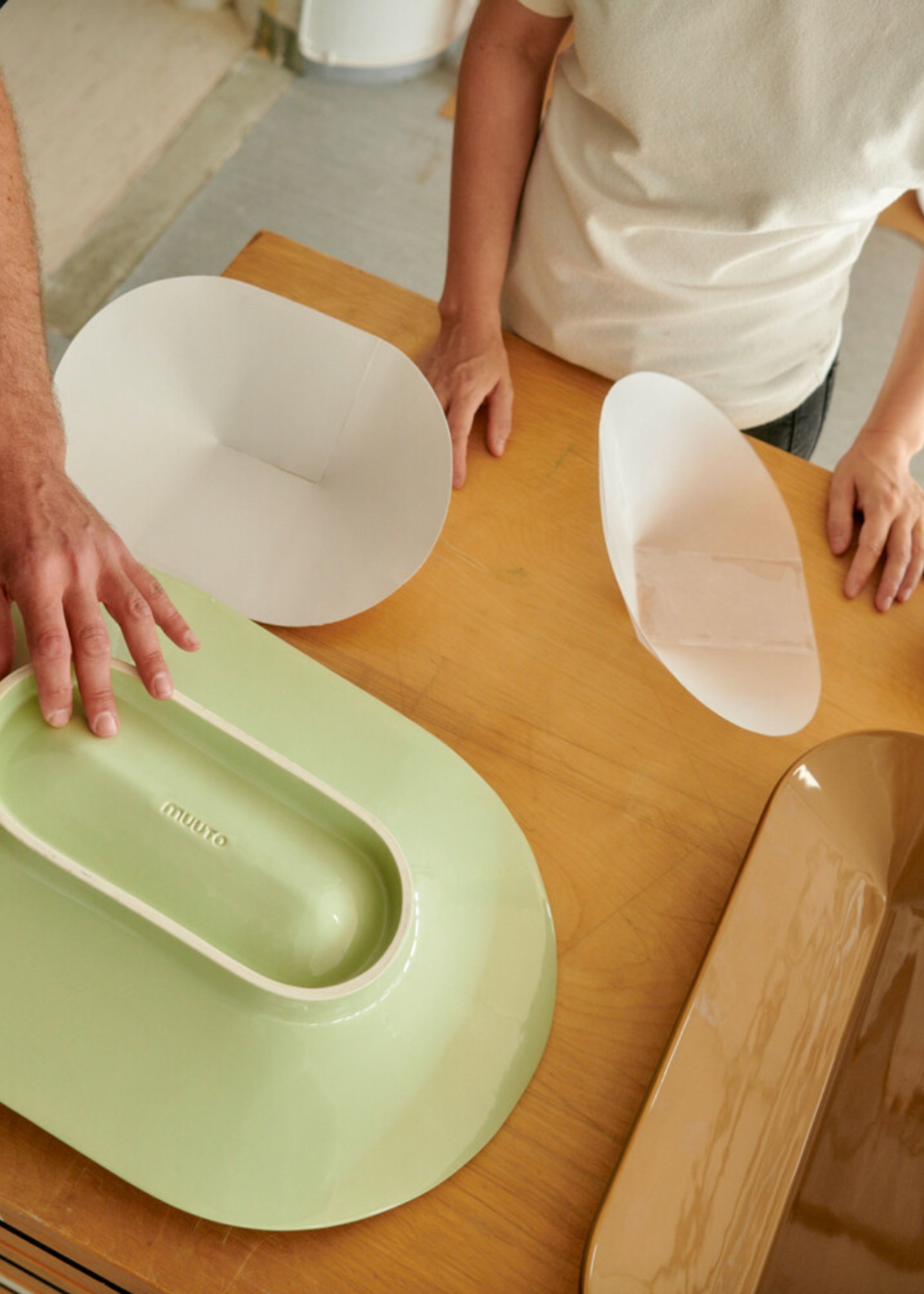 Muuto - Serving platter - Mere Bowl - Brown Green