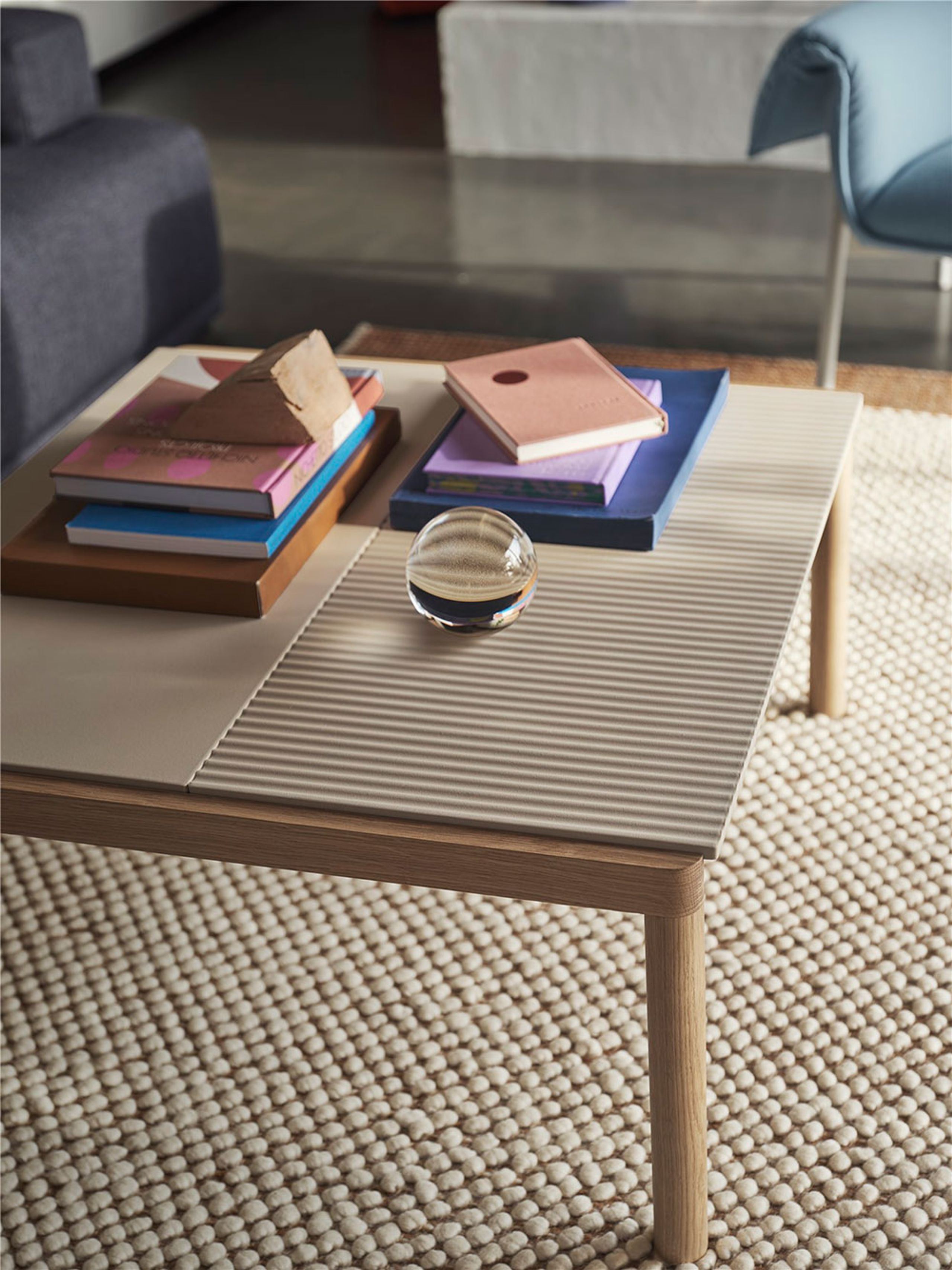 Muuto - Sofabord - Couple Coffee Table - 1 Wavy – Pale Blue/Oak