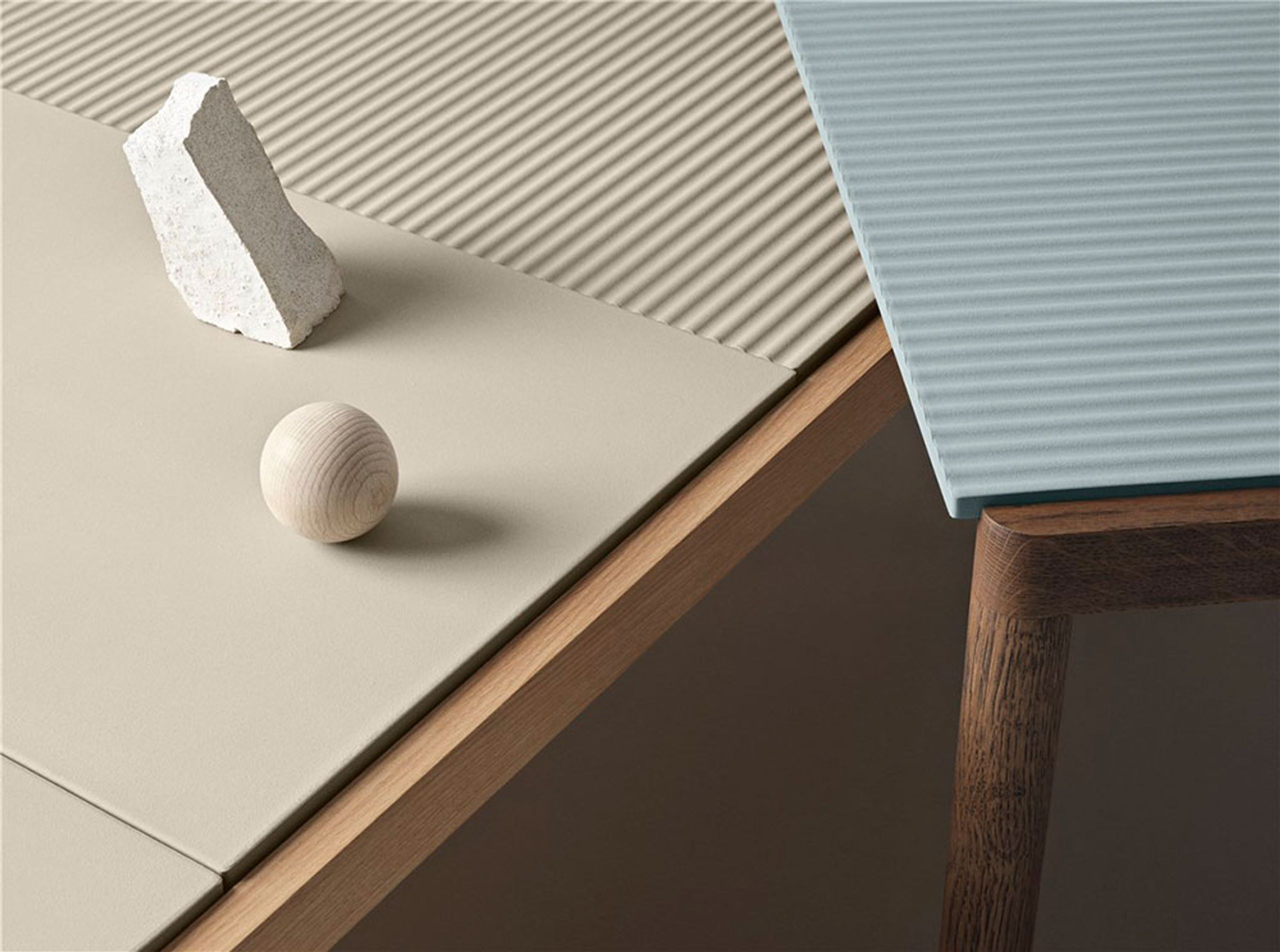 Muuto - Soffbord - Couple Coffee Table - 3 Plain – Pale Blue/Oak