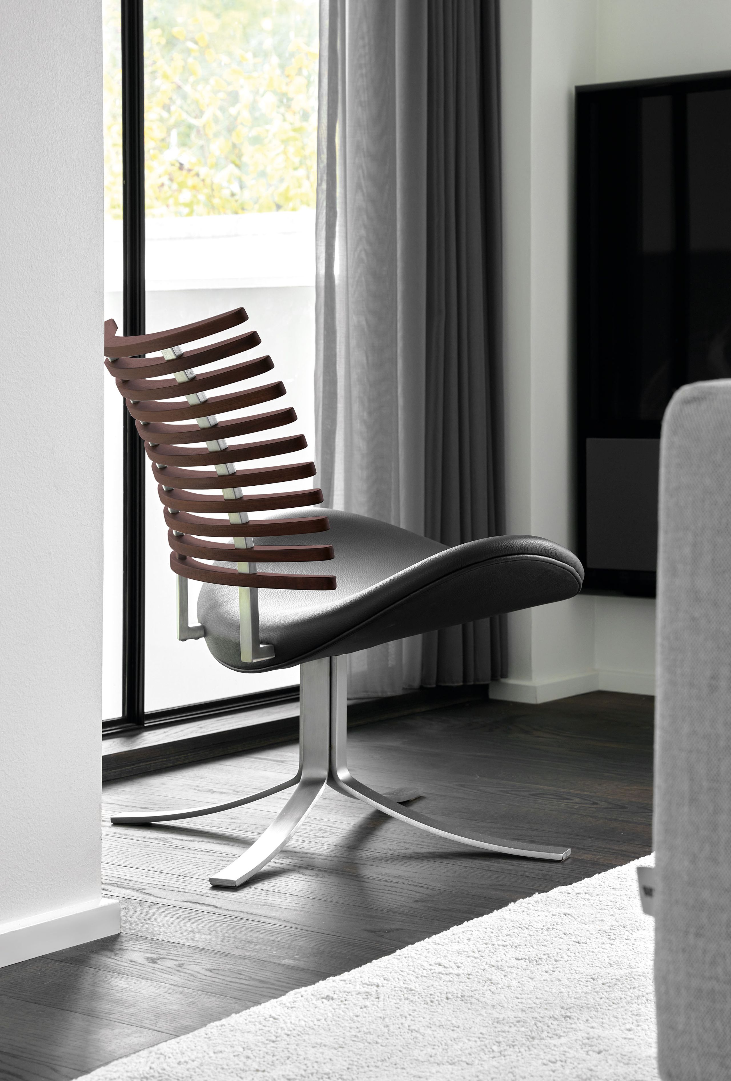 Naver Collection - Lounge chair - Leopard Chair / GM 4165 by Henrik Lehm - Oiled walnut / Naver Select Cognac leather / Black Powder Coated Steel