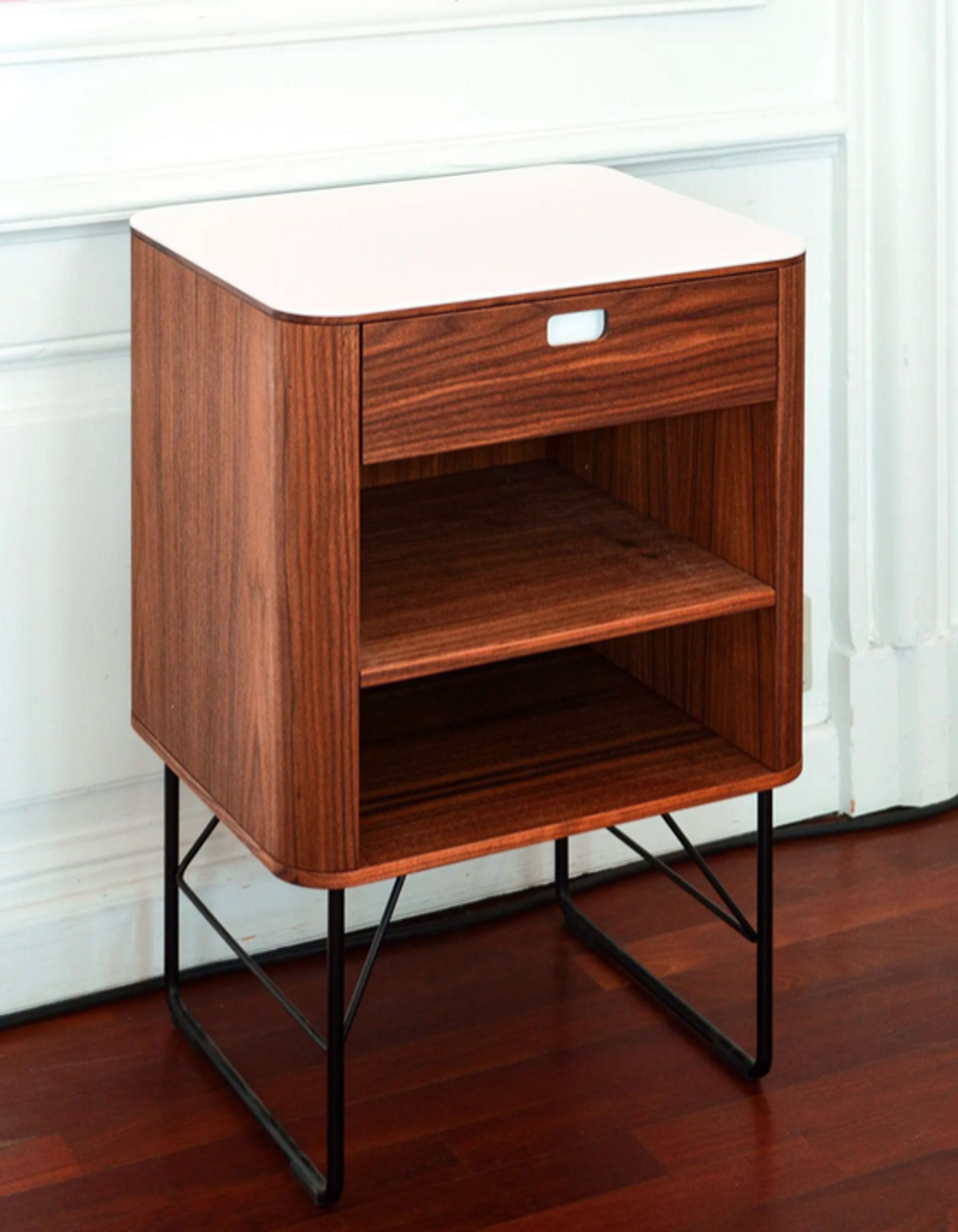 Naver Collection - Nachttisch - Chest of drawer / AK2405 by Nissen & Gehl - Oiled walnut / Corian top / point legs