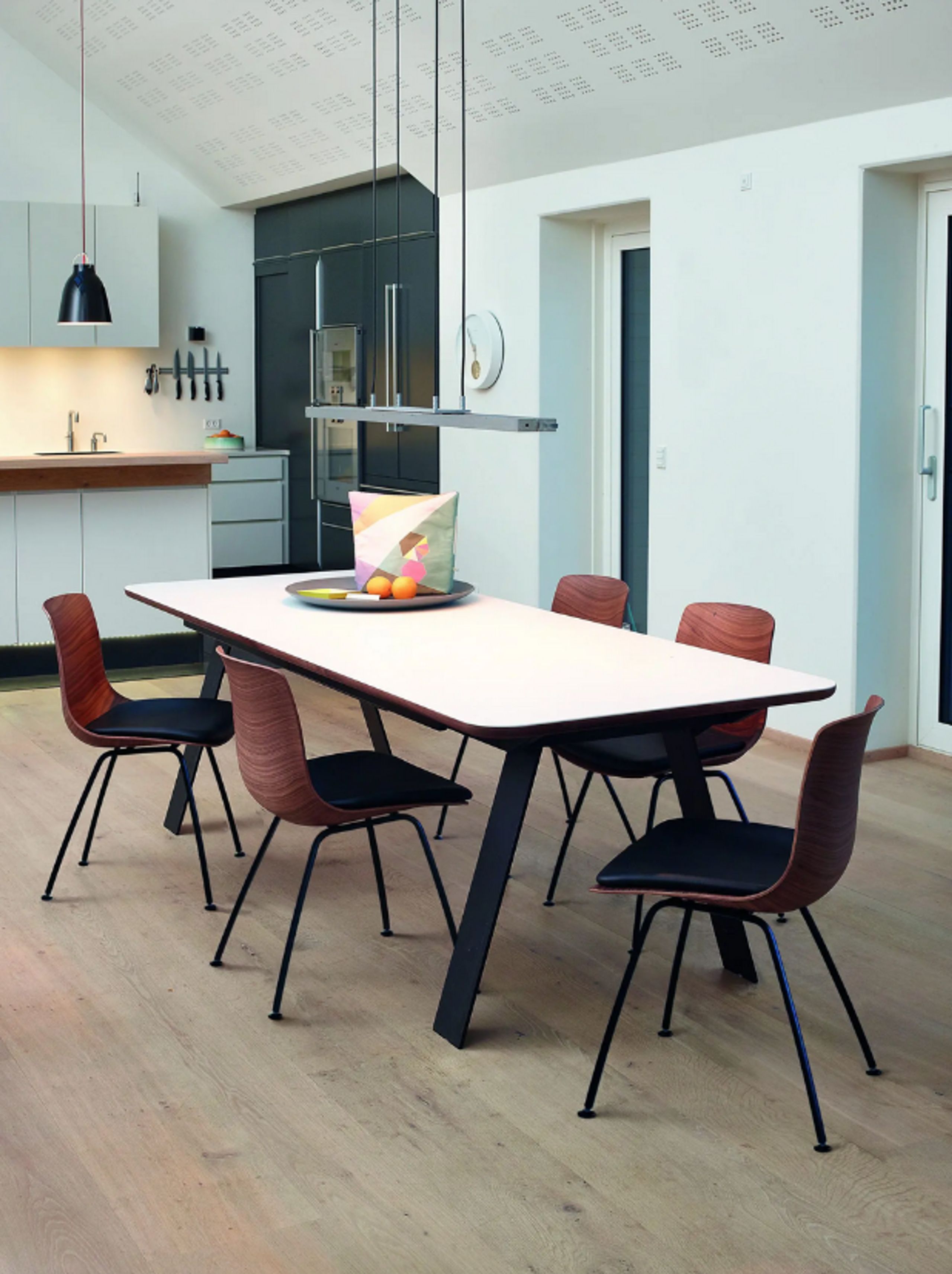 Naver Collection - Spisebord - Chess Table w. Corian Top Inkl. 1 Butterfly extension leaf / GM 3400 by Nissen & Gehl - Oiled Oak / Black powder coated steel