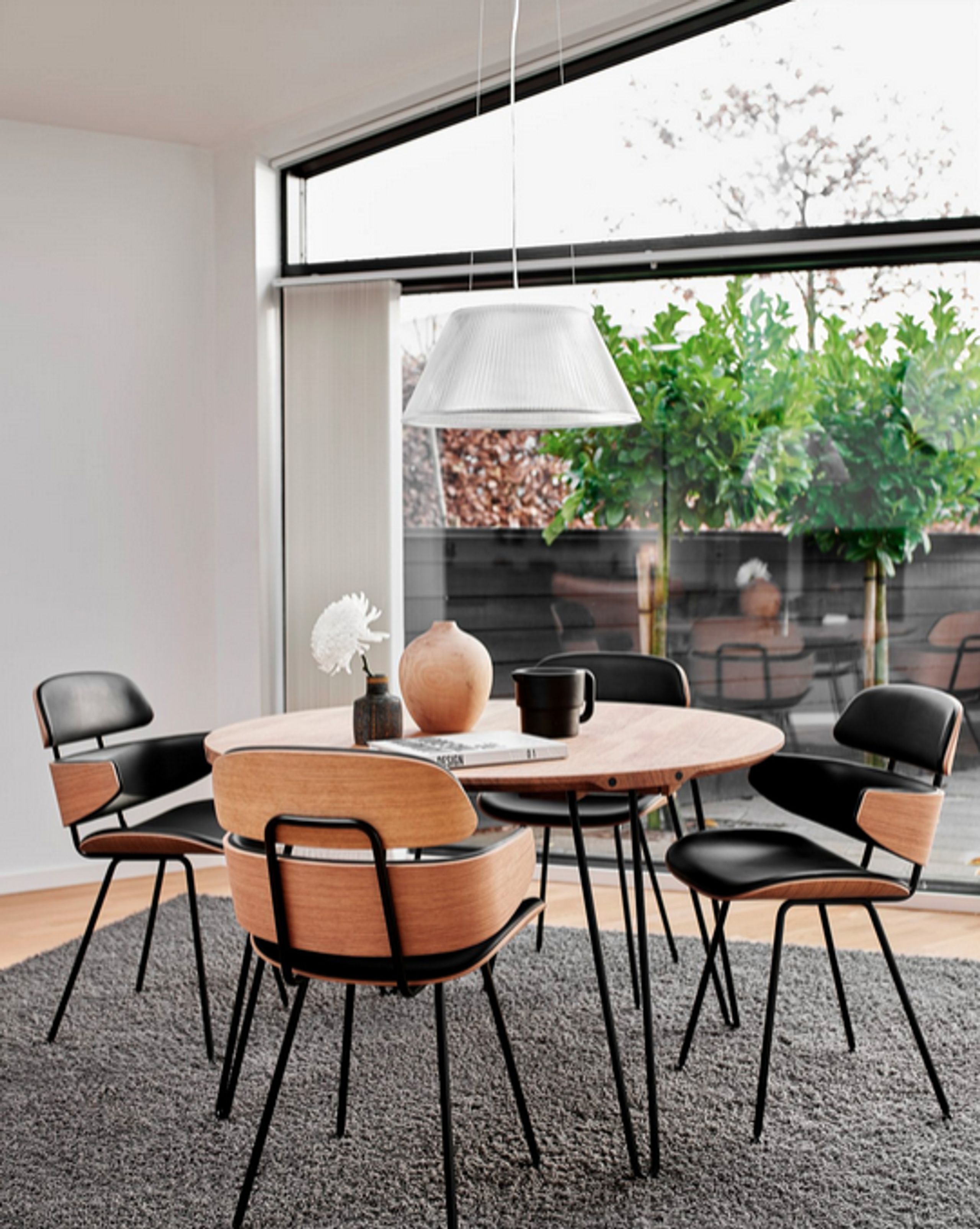 Naver Collection - Spisebord - Round Table / GM6600 by Nissen & Gehl - Oiled Oak / Stainless steel