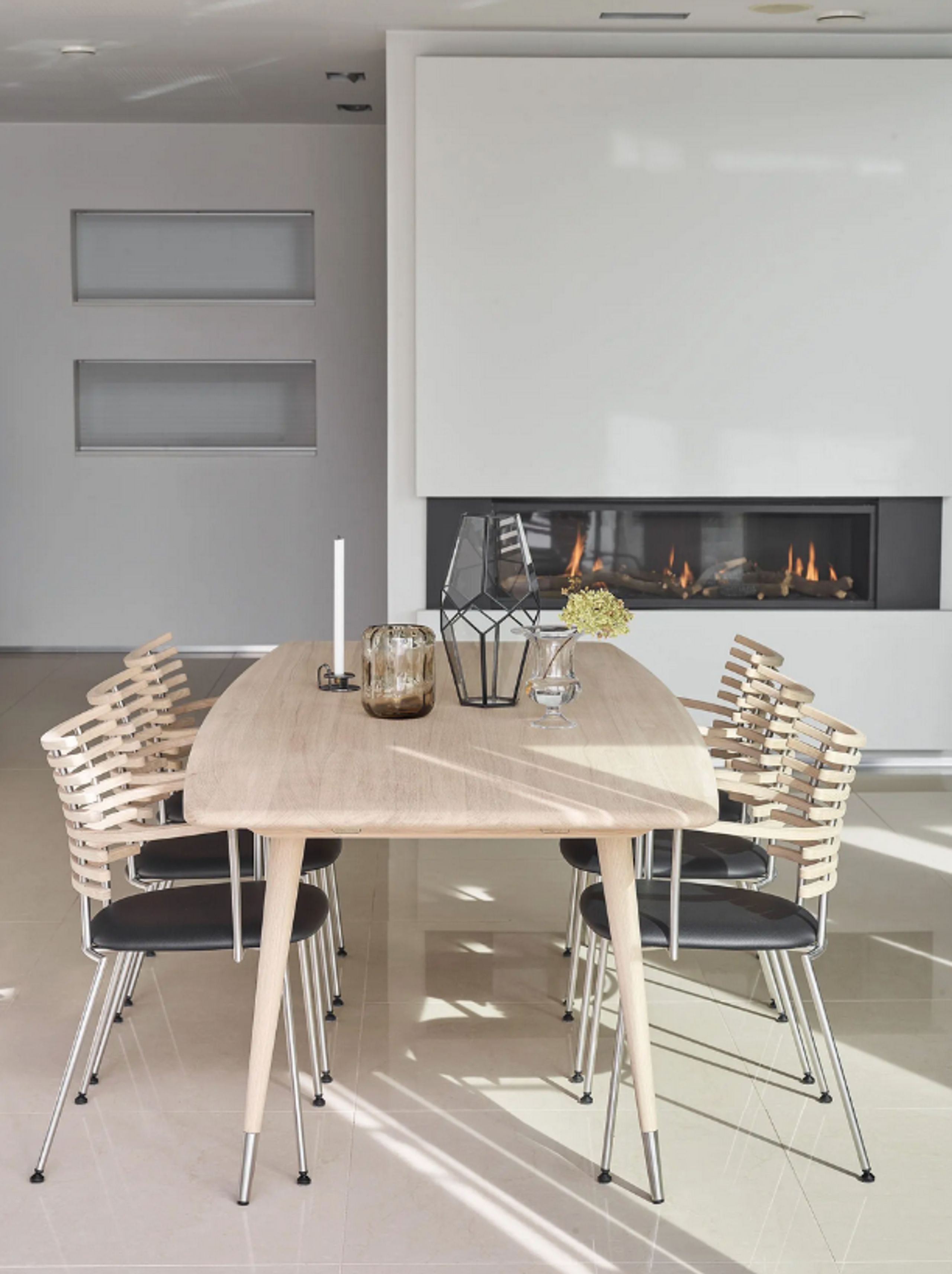 Naver Collection - Tavolo da pranzo - Point Table / GM 9920 by - Oiled Walnut w. Steel cap