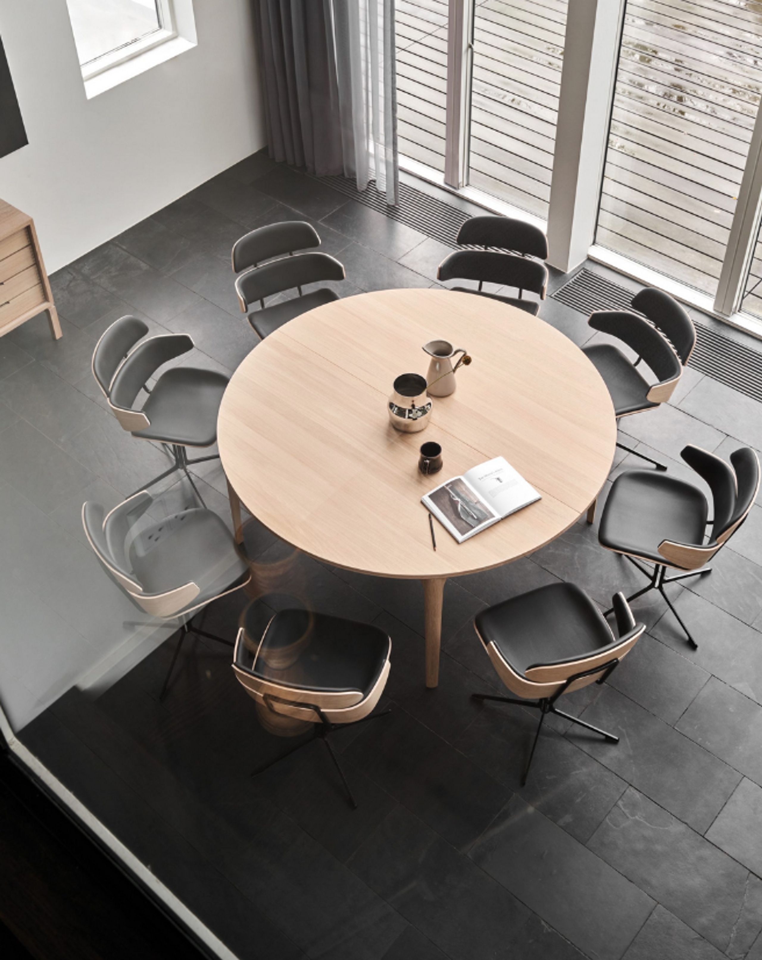 Naver Collection - Spisebordsstol - Athene Swivel Armchair / GM 585 by Susanne Grønlund - Oiled Oak / Naver Select Black Leather / Black powder coated steel