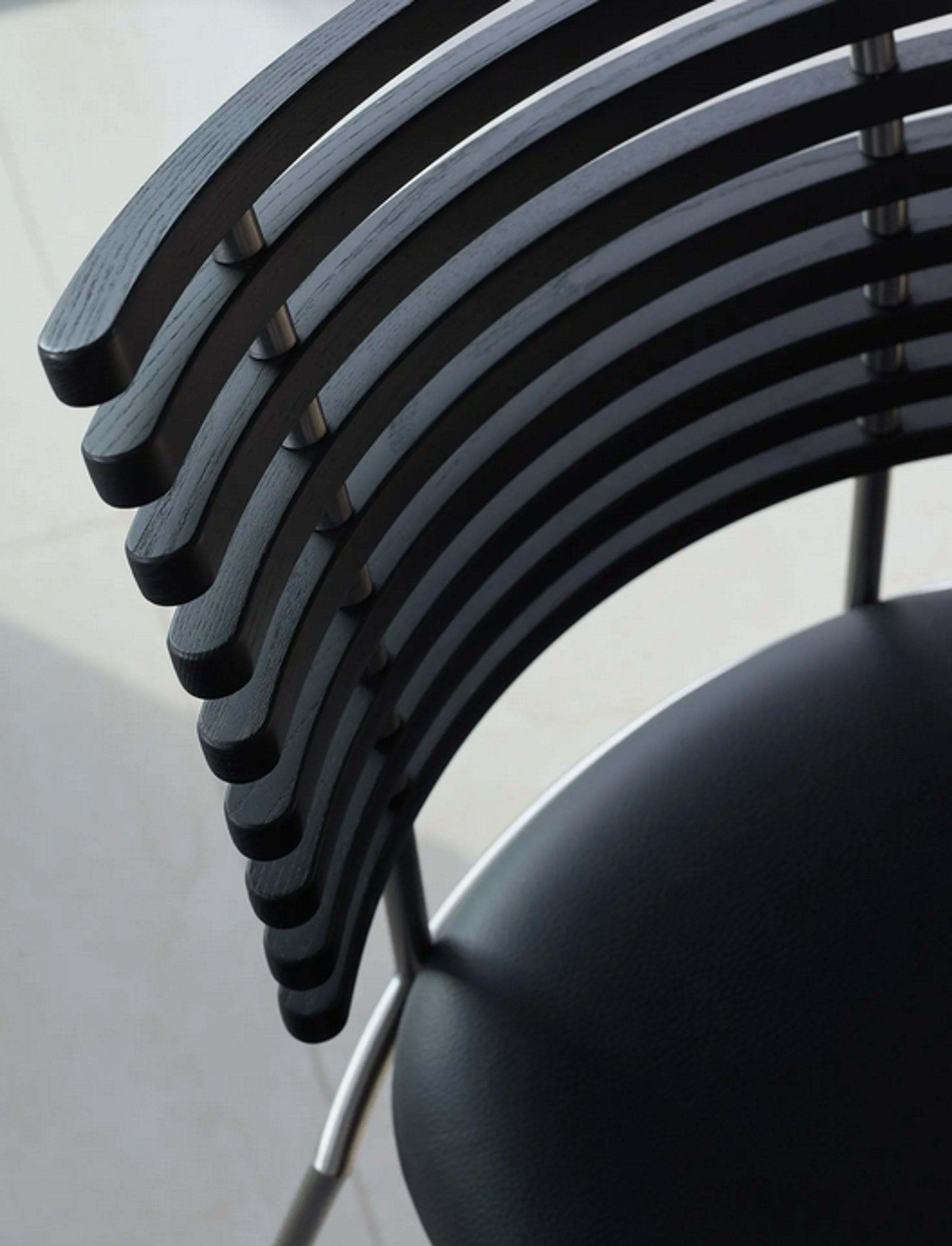 Naver Collection - Dining chair - Tiger armchair / GM4106 by Henrik Lehm - Oiled oak / Naver Select Cognac leather / Stainless steel