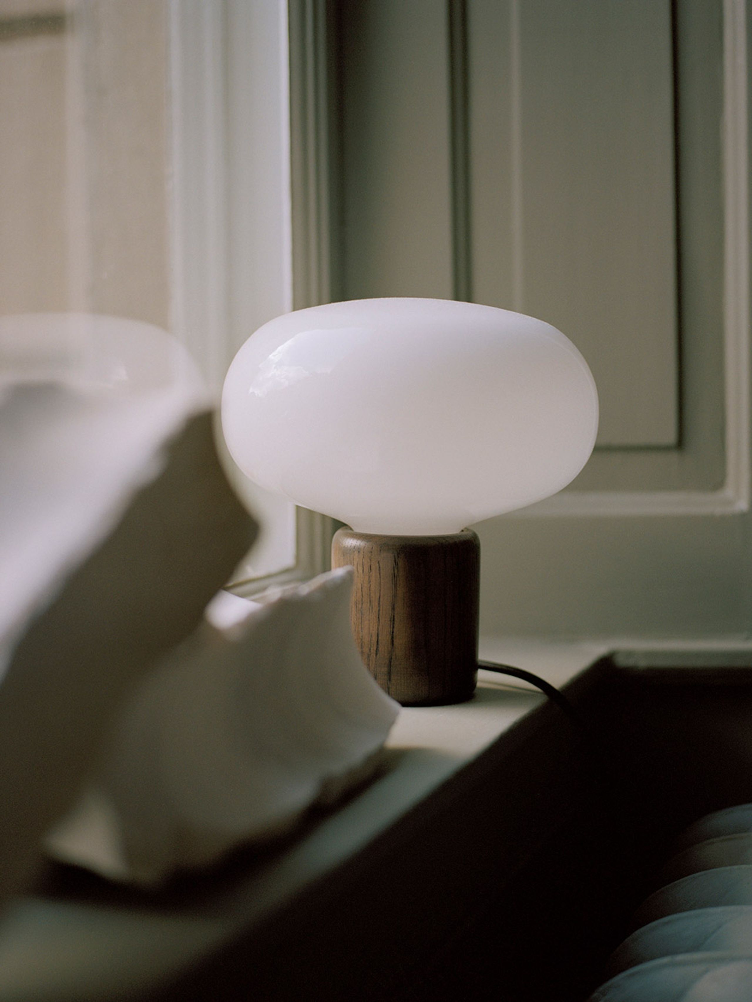 New Works - Lampa stołowa - Karl Johan Table Lamp - White Opal / Smoked Oak