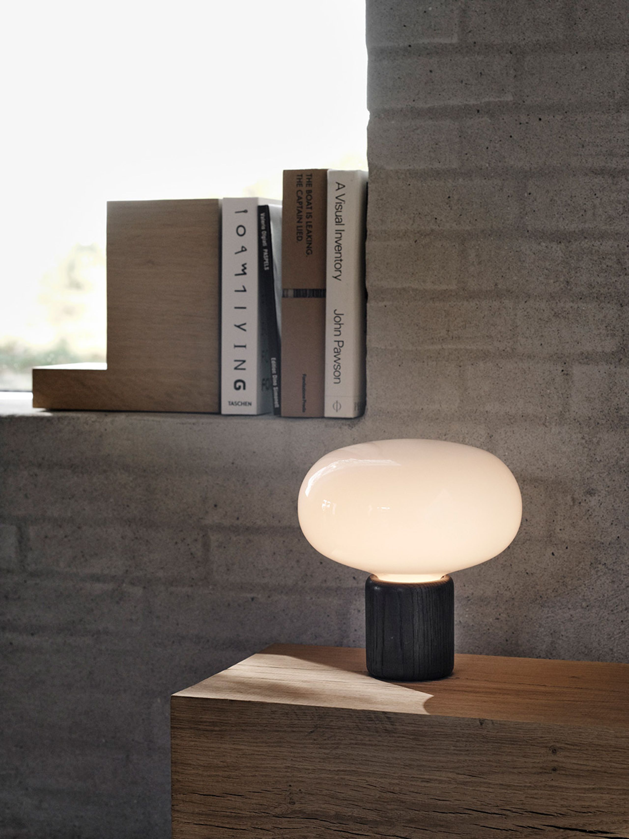 New Works - Lampa stołowa - Karl Johan Table Lamp - White Opal / Smoked Oak