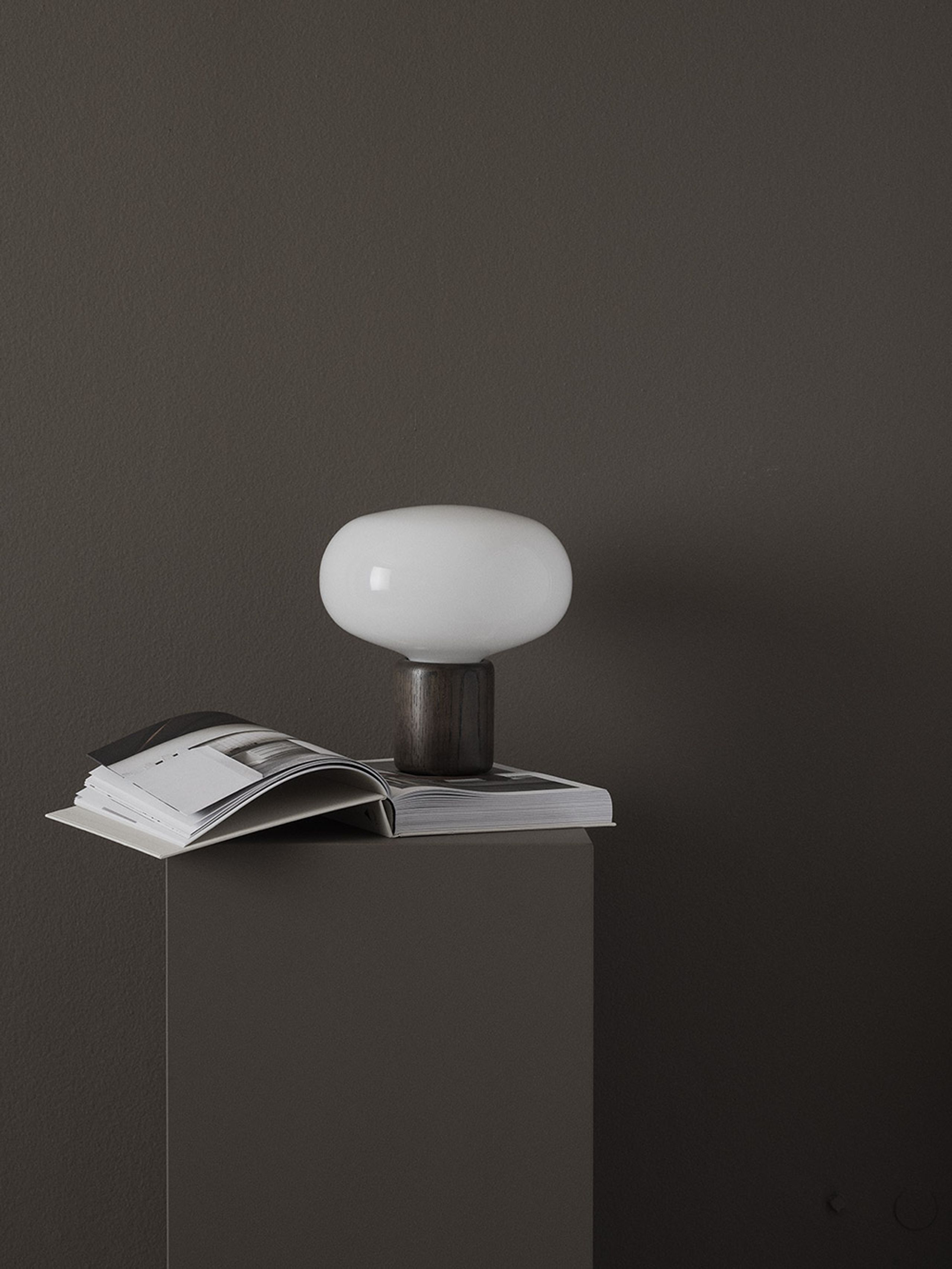 New Works - Lampa stołowa - Karl Johan Table Lamp - White Opal / Smoked Oak