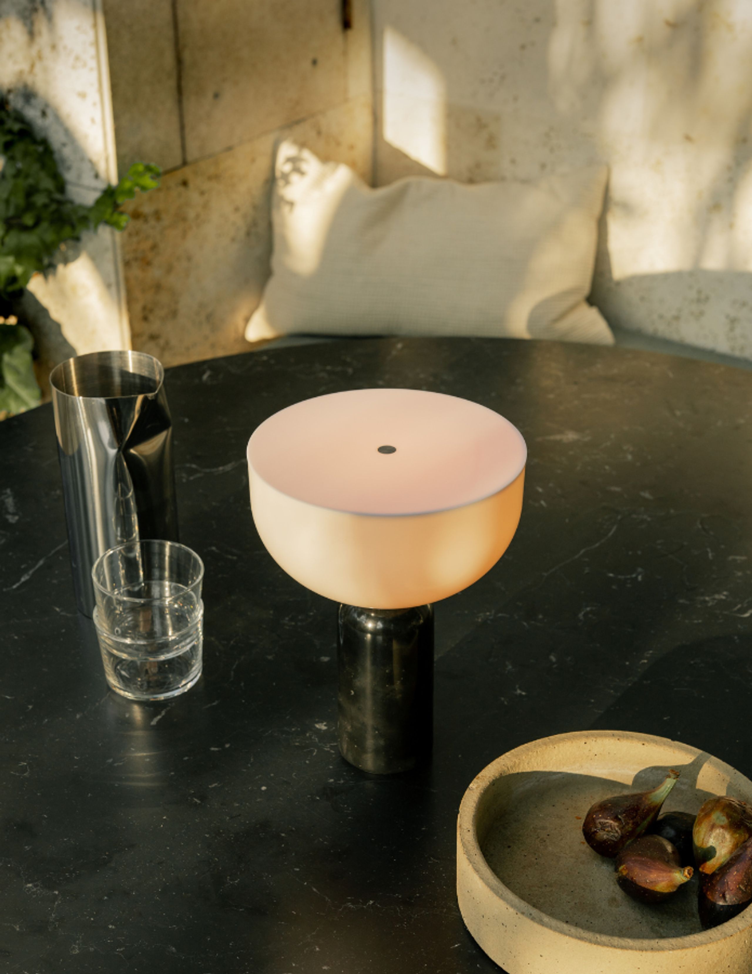 New Works - Stolní lampa - Kizu Portable Lamp - Black Marble